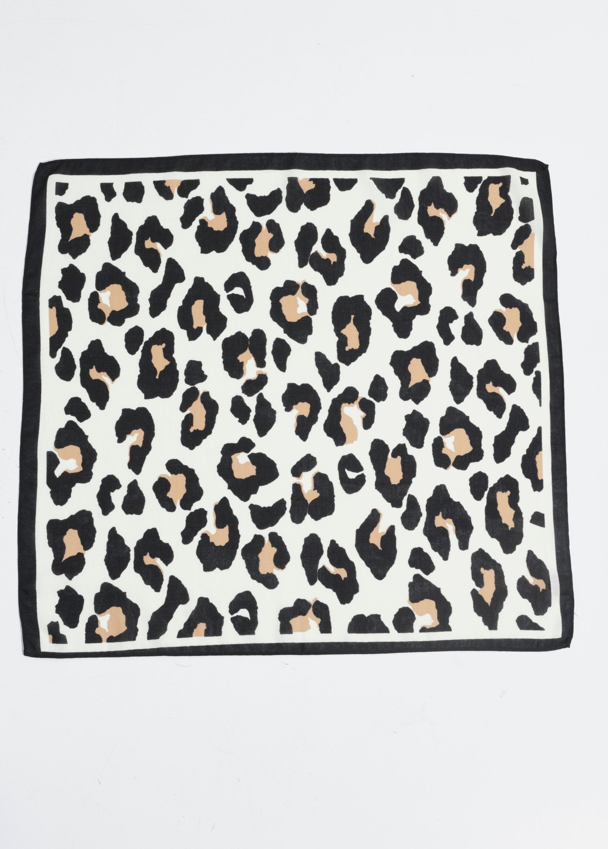 Elegante_bufanda_cuadrada_con_estampado_de_leopardo_Leopardo_negro_DE1_slim