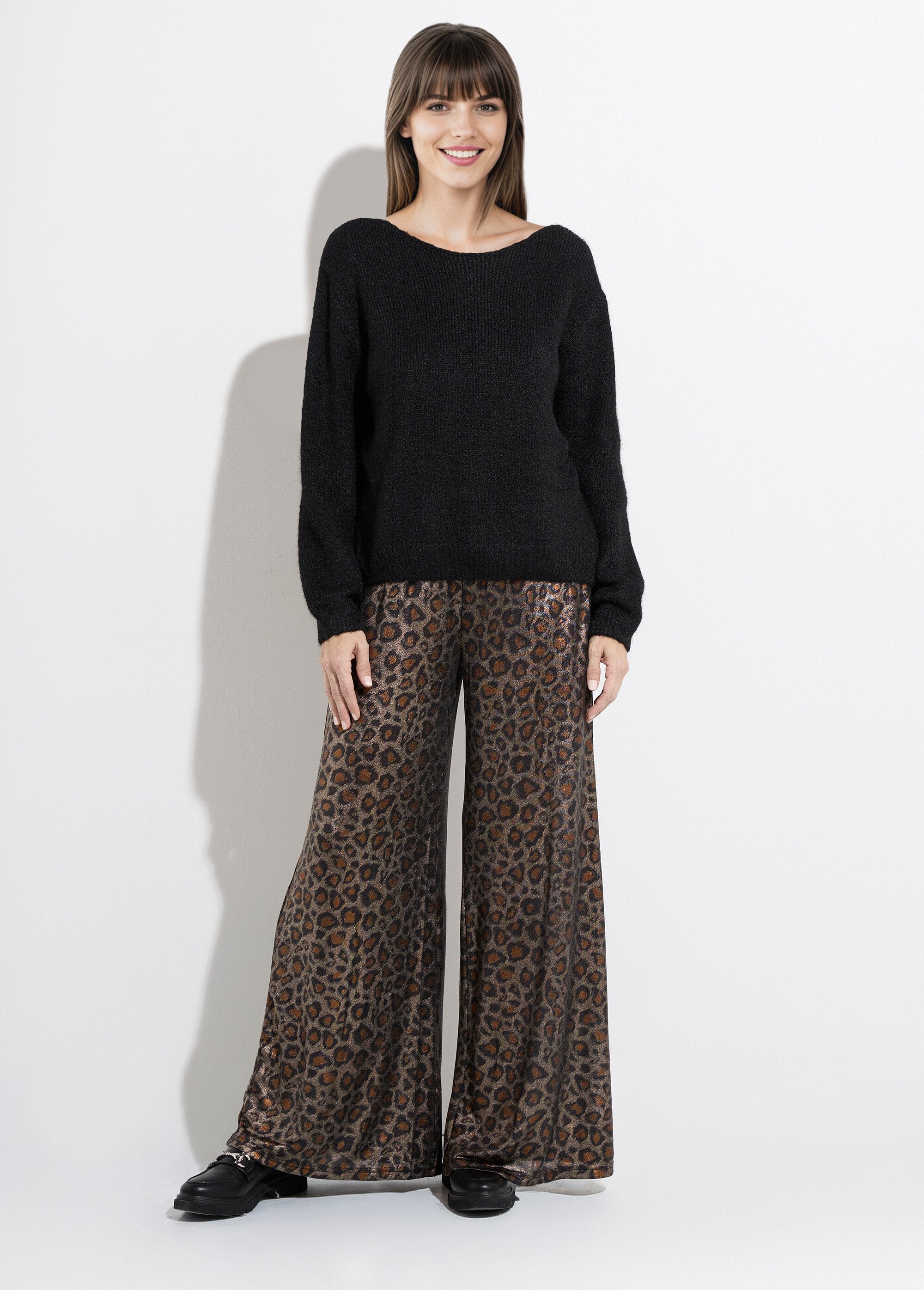 Suéter_cálido_con_cuello_en_V_y_pequeños_lazos._Negro_SF1_slim