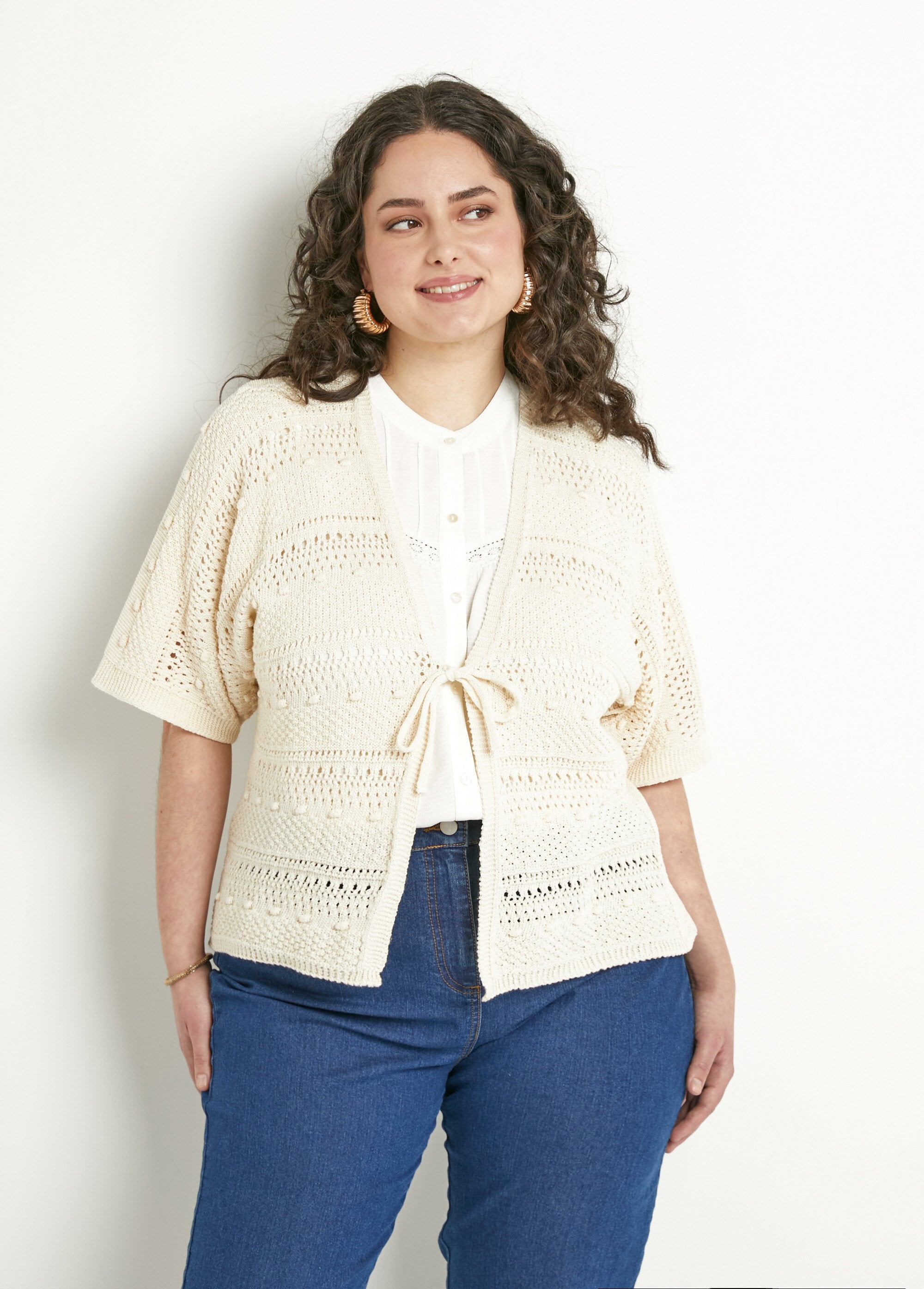 Chaleco_corto_calado_con_cuello_en_V_y_mangas_cortas._Cadena_FA1_curvy