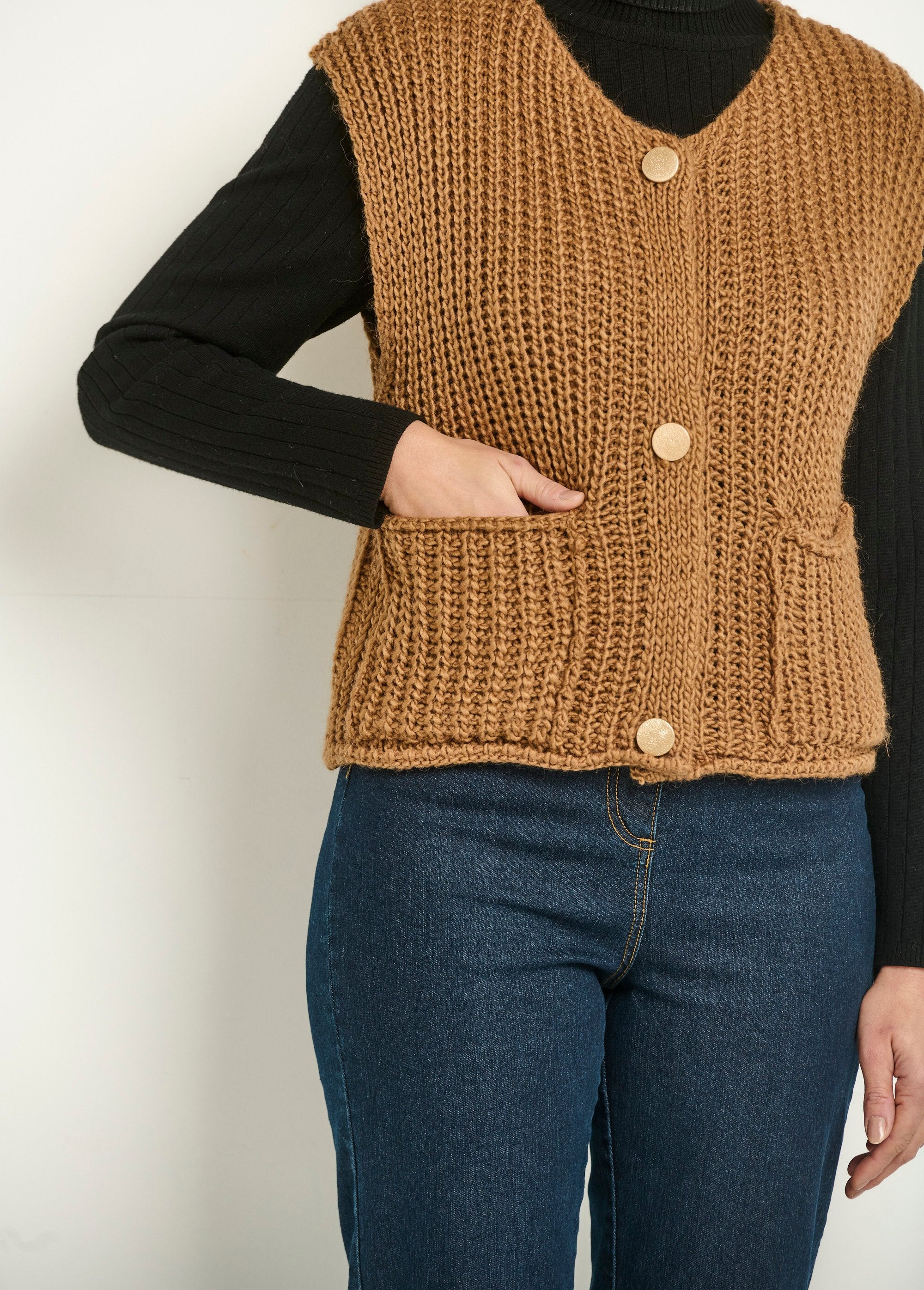 Chaqueta_de_punto_grueso_sin_mangas_camello_DE1_slim
