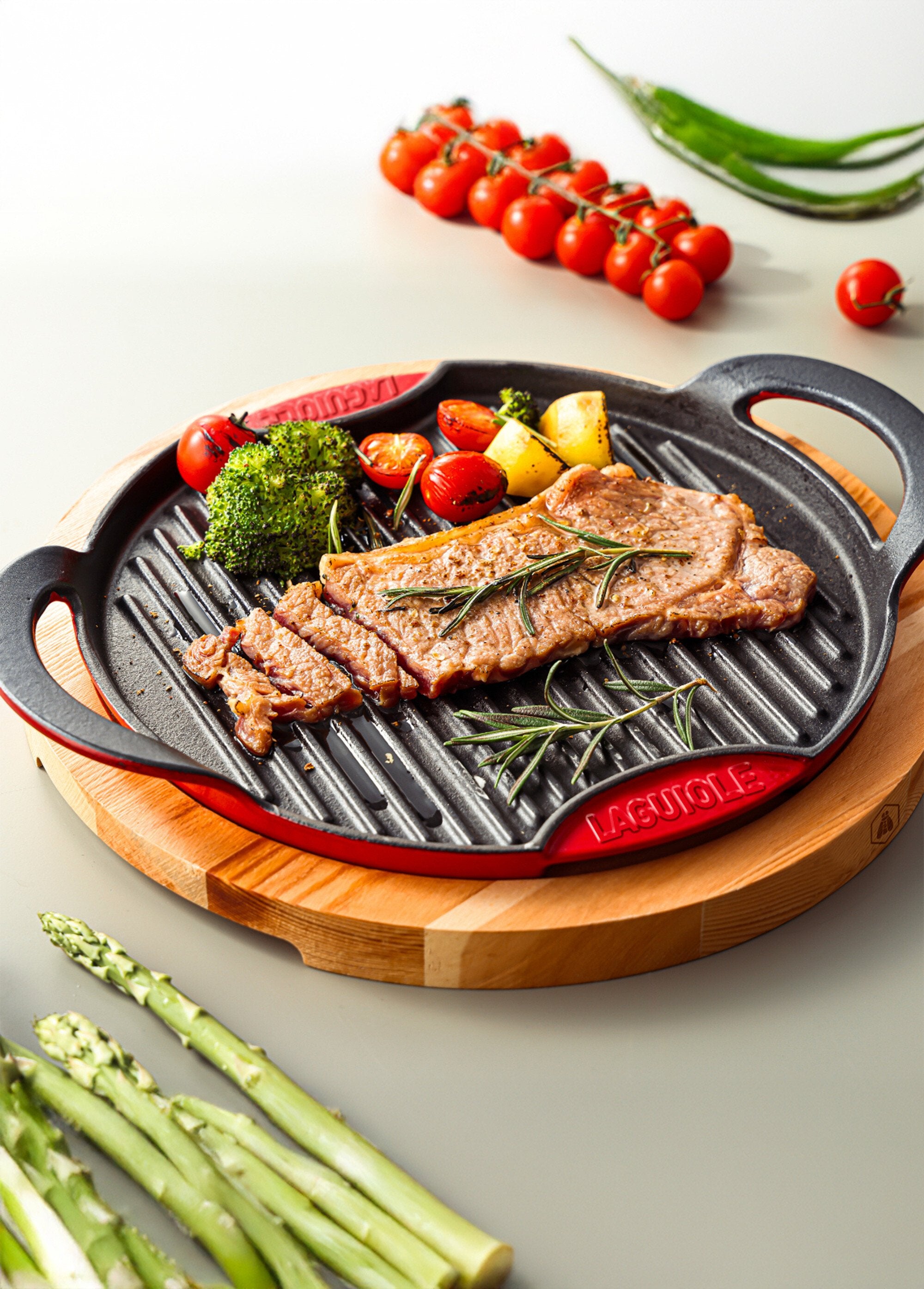 Parrilla_redonda_de_hierro_fundido_de_28_cm_+_soporte_de_madera_Negro_y_rojo_SF1_slim