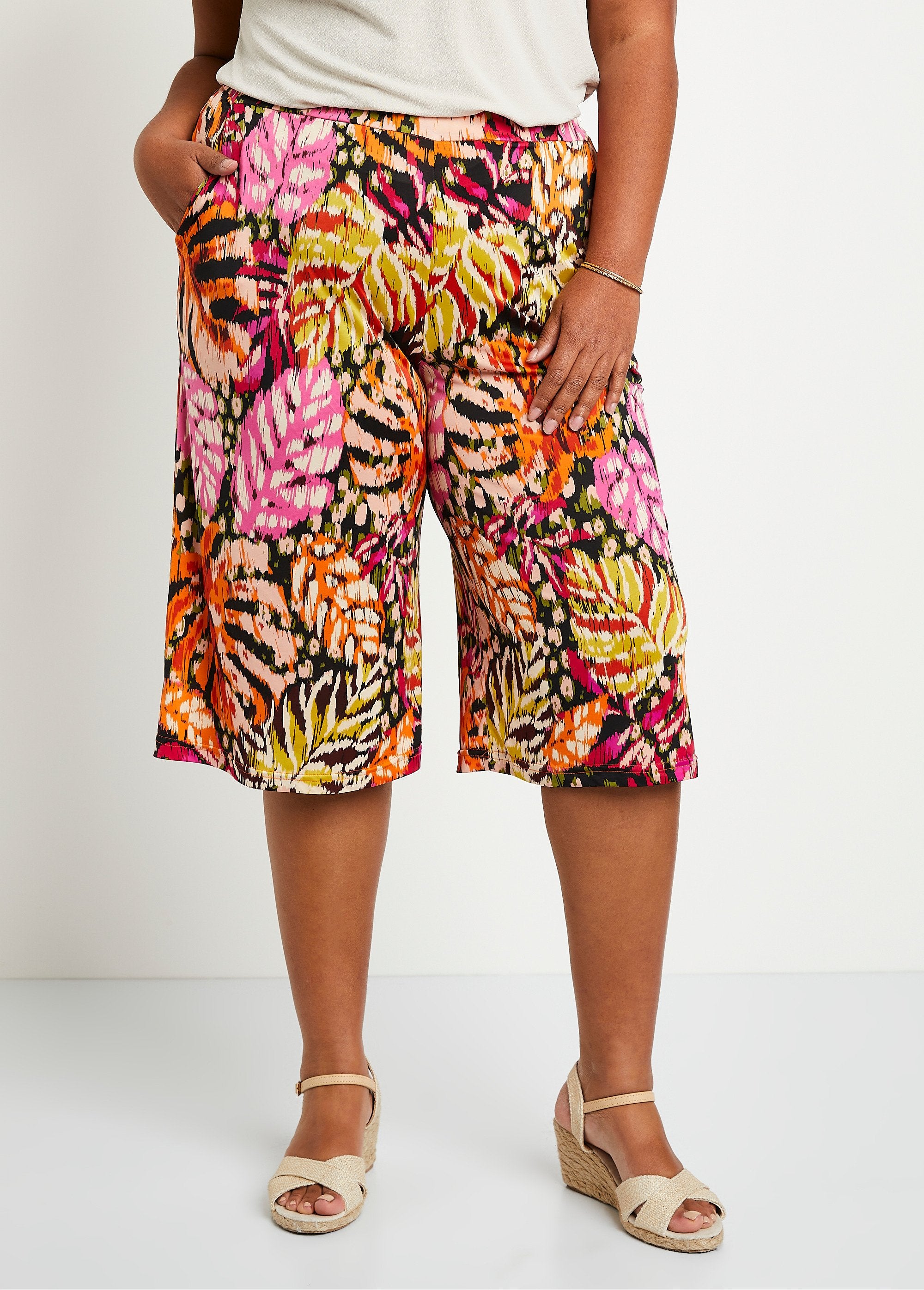 Pantalón_culotte_holgado_con_cintura_elástica_y_estampado_rosa_y_verde_FA1_curvy