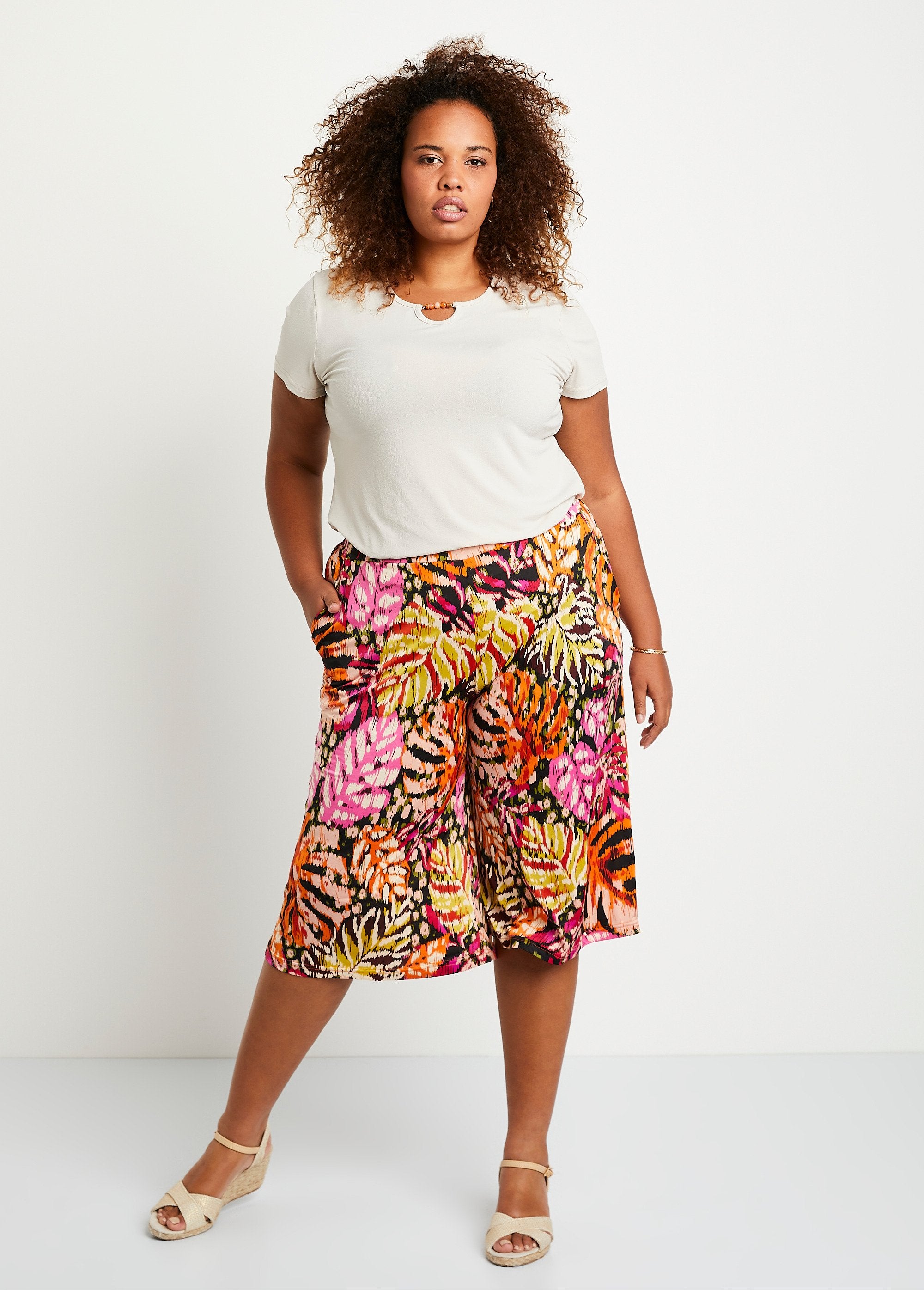 Pantalón_culotte_holgado_con_cintura_elástica_y_estampado_rosa_y_verde_SF1_curvy