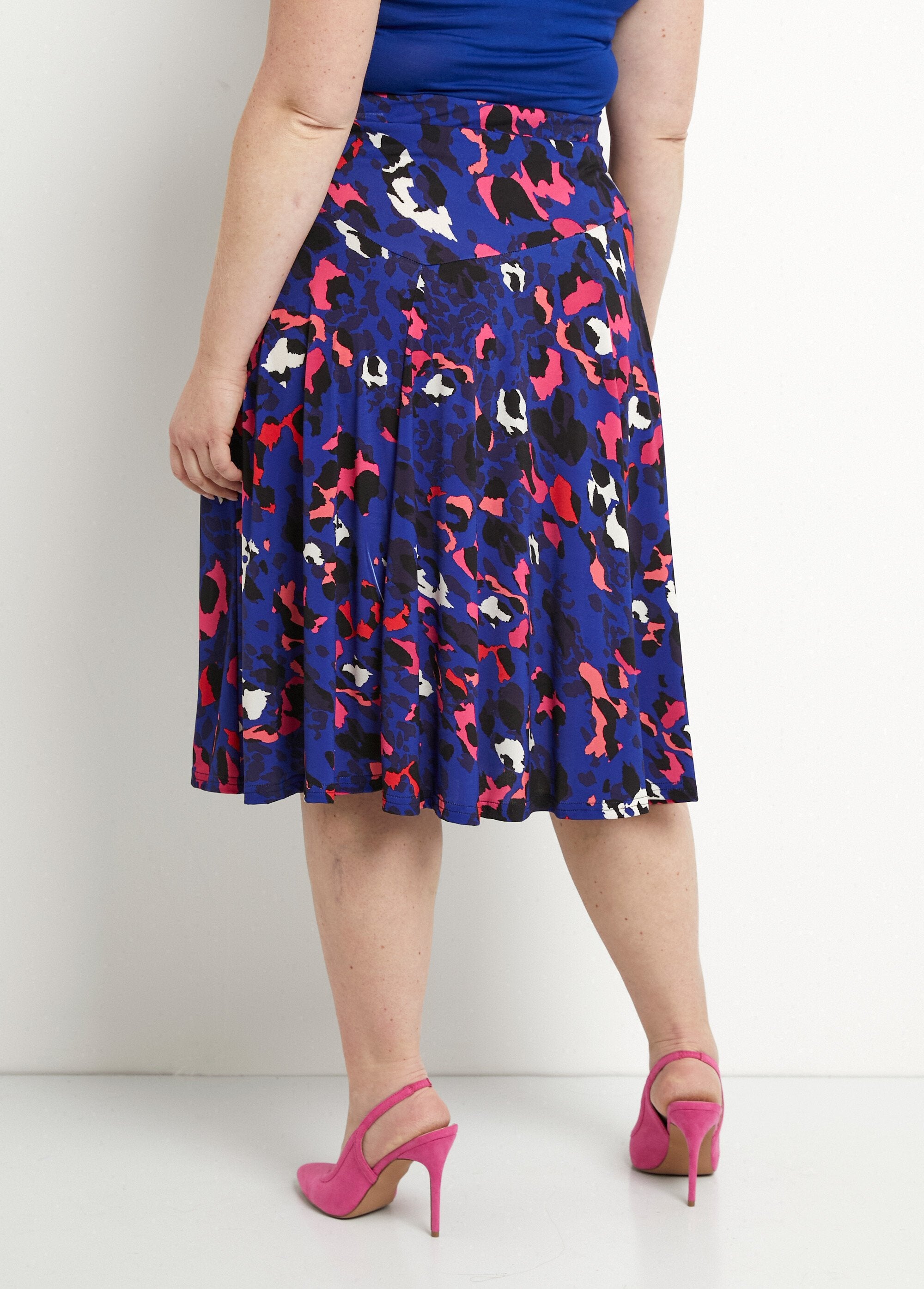 Falda_midi_con_vuelo_y_estampado_de_leopardo_Azul_y_fucsia_DO1_curvy