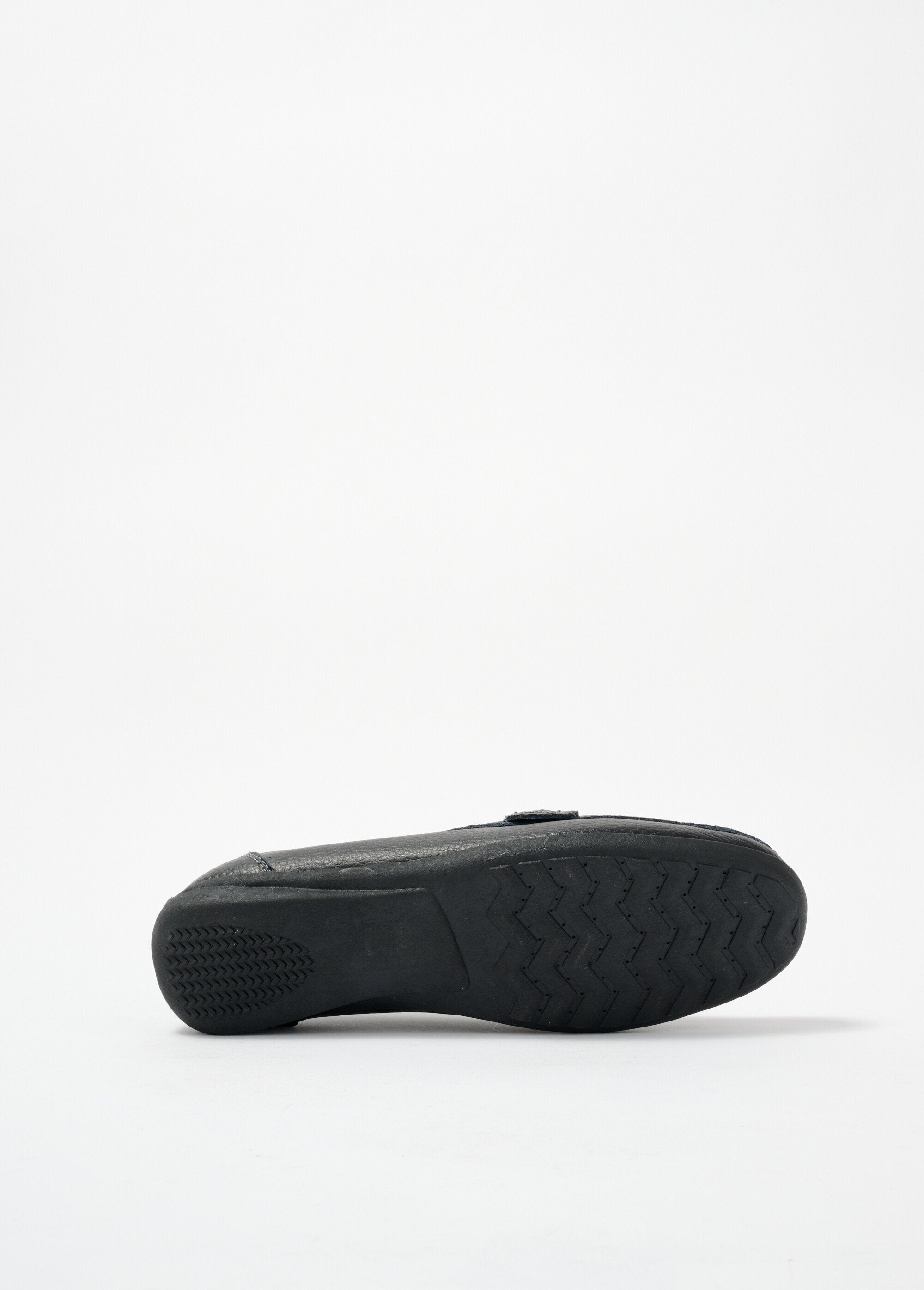 Mocasines_con_detalle_metálico_y_suela_antideslizante_Negro_UN1_slim