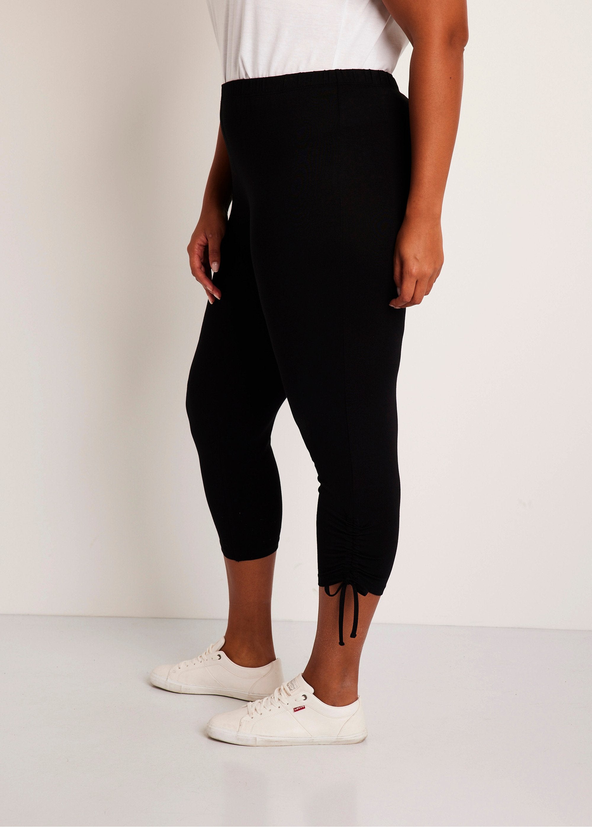 Legging_corto_con_cinturilla_elástica_Negro_liso_DR1_curvy