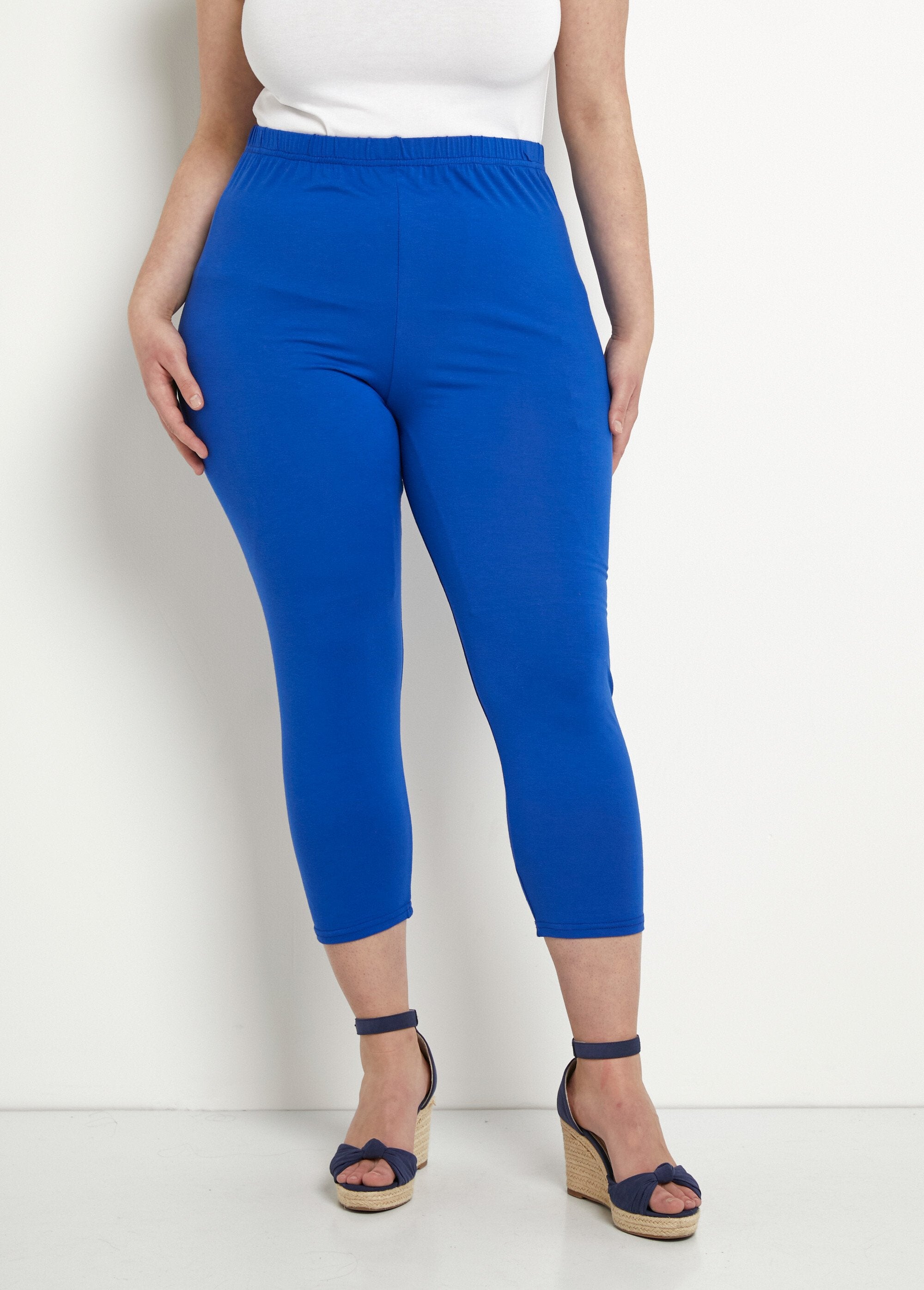 Leggings_cortos_con_cintura_elástica_y_elásticos_azul_liso_FA1_curvy