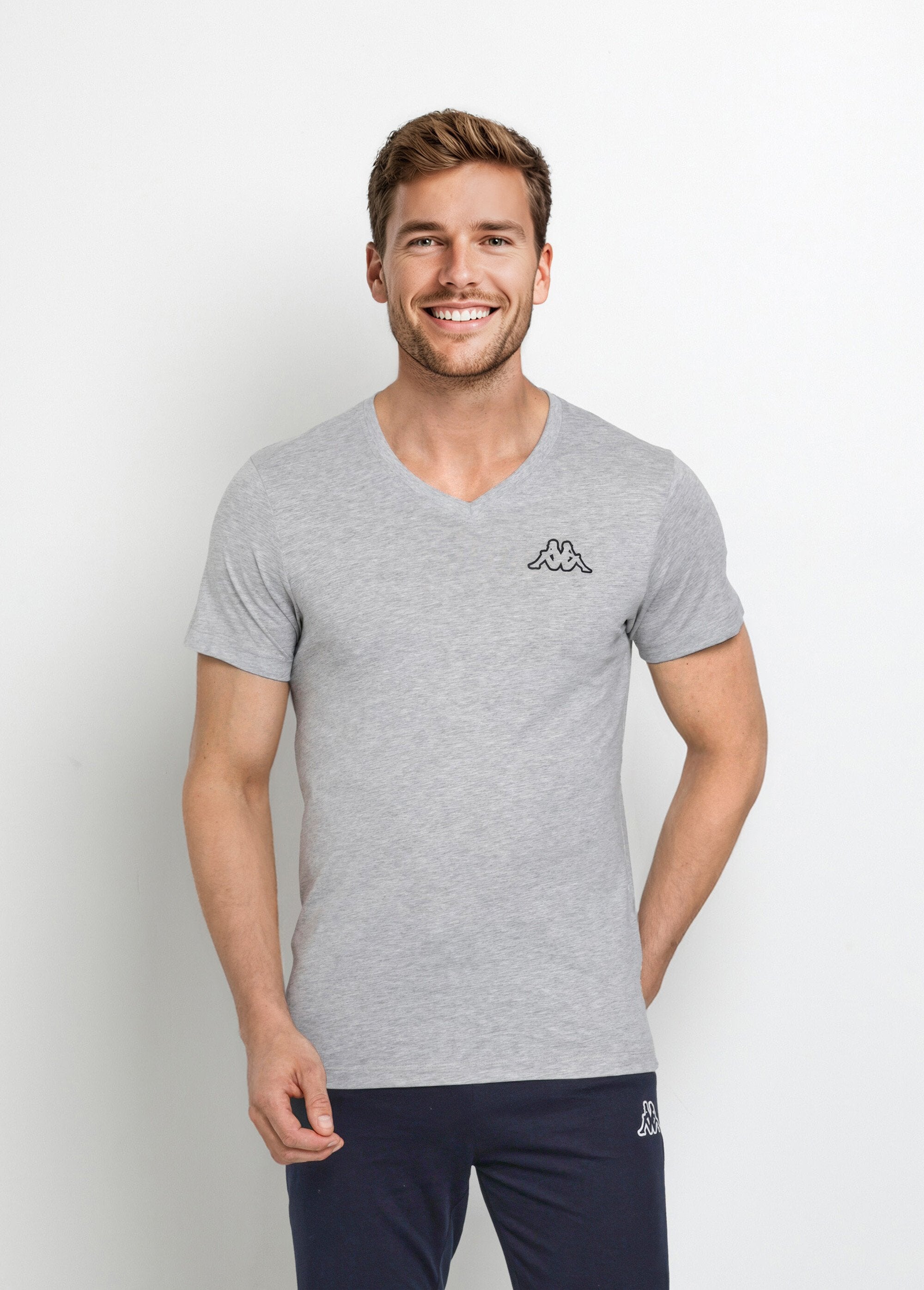 Camiseta_oscura_de_manga_corta_con_cuello_en_V_Gris_FA1_slim