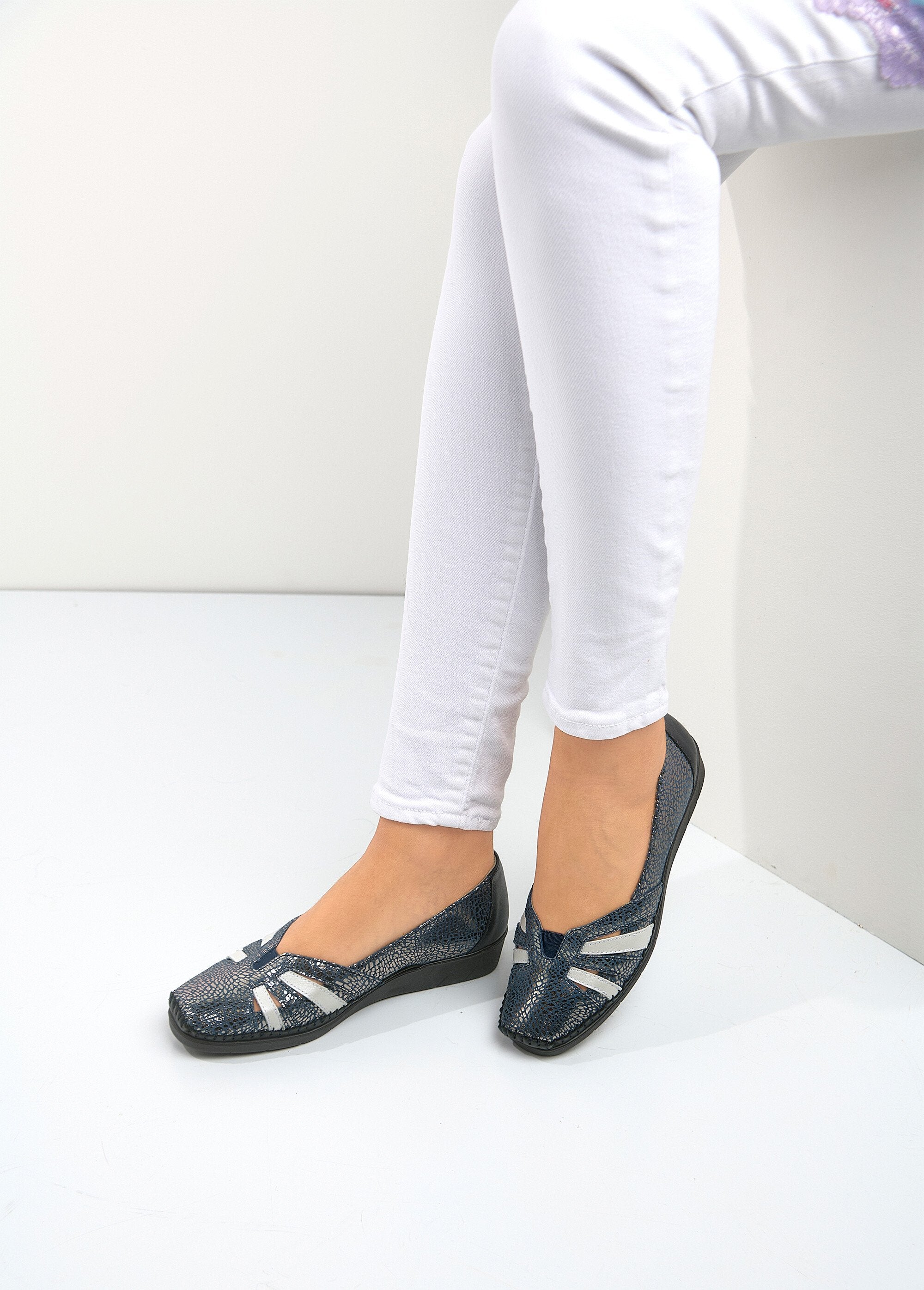 Mocasines_de_cuña_de_piel_con_ancho_suave_y_cómodo._Marina_SF1_slim