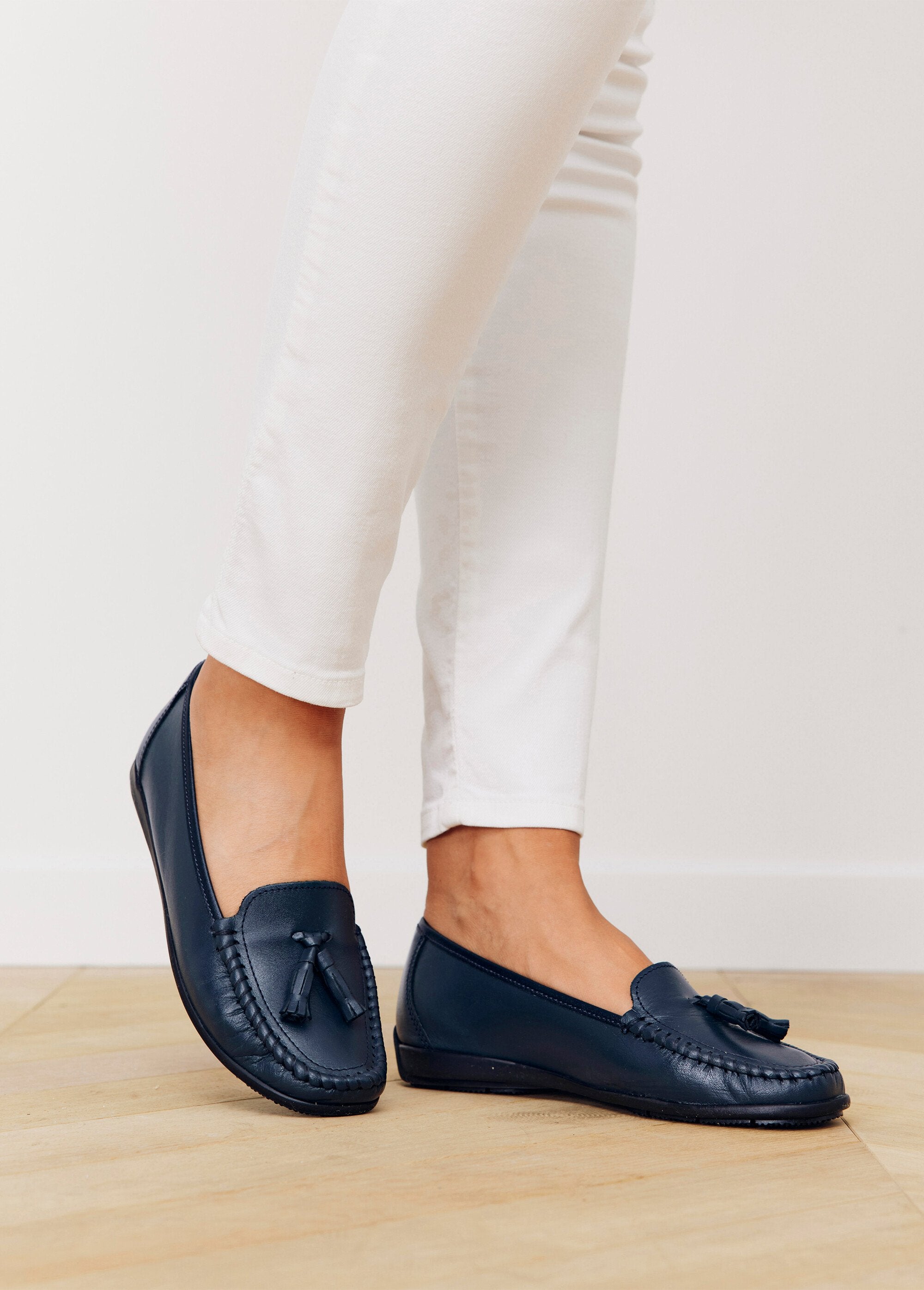 Mocasines_cómodos_de_piel_con_pompones_anchos_Marina_SF1_slim