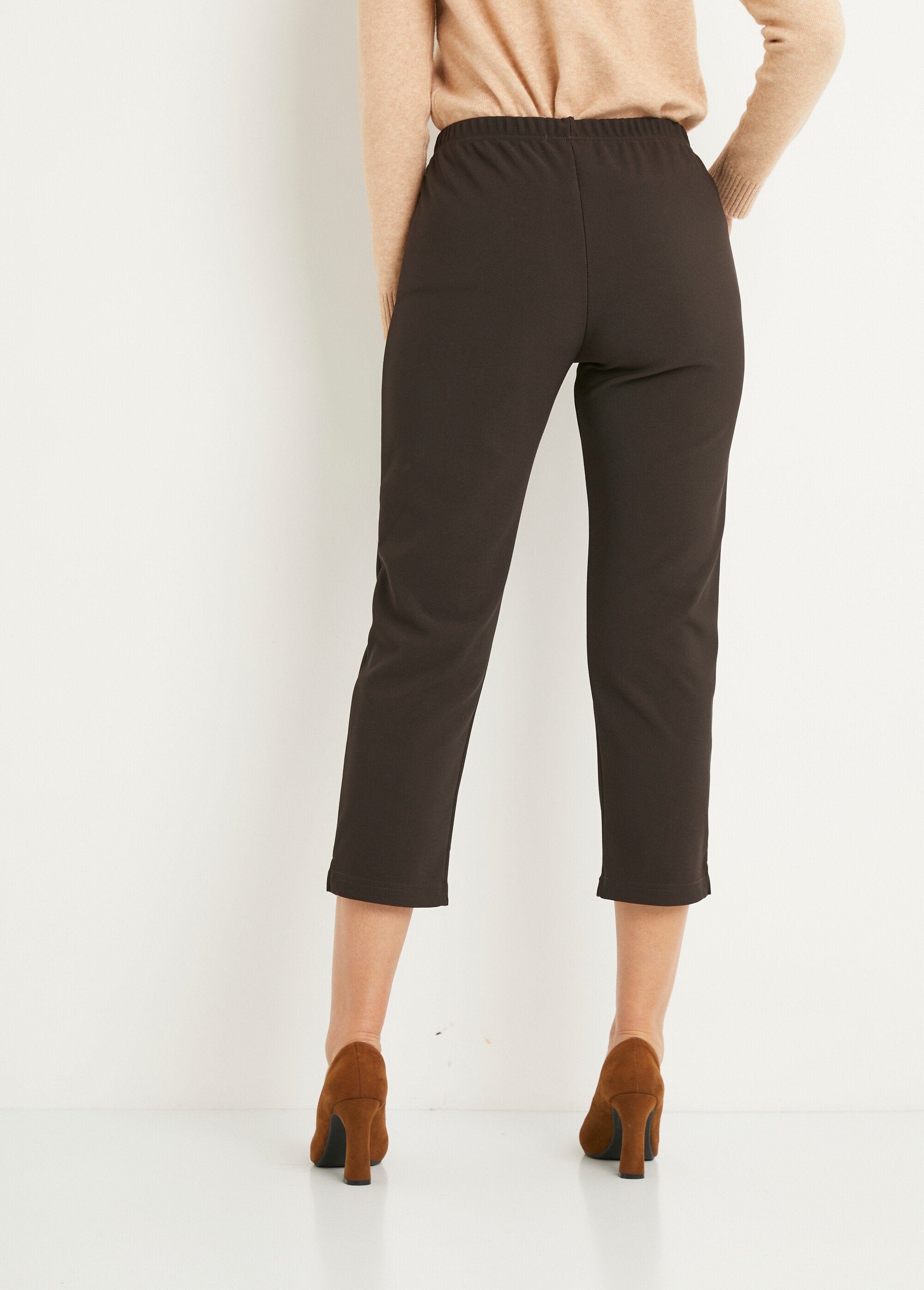 Pantalones_cropped_con_cintura_elástica_de_canalé_Castaño_DO1_slim