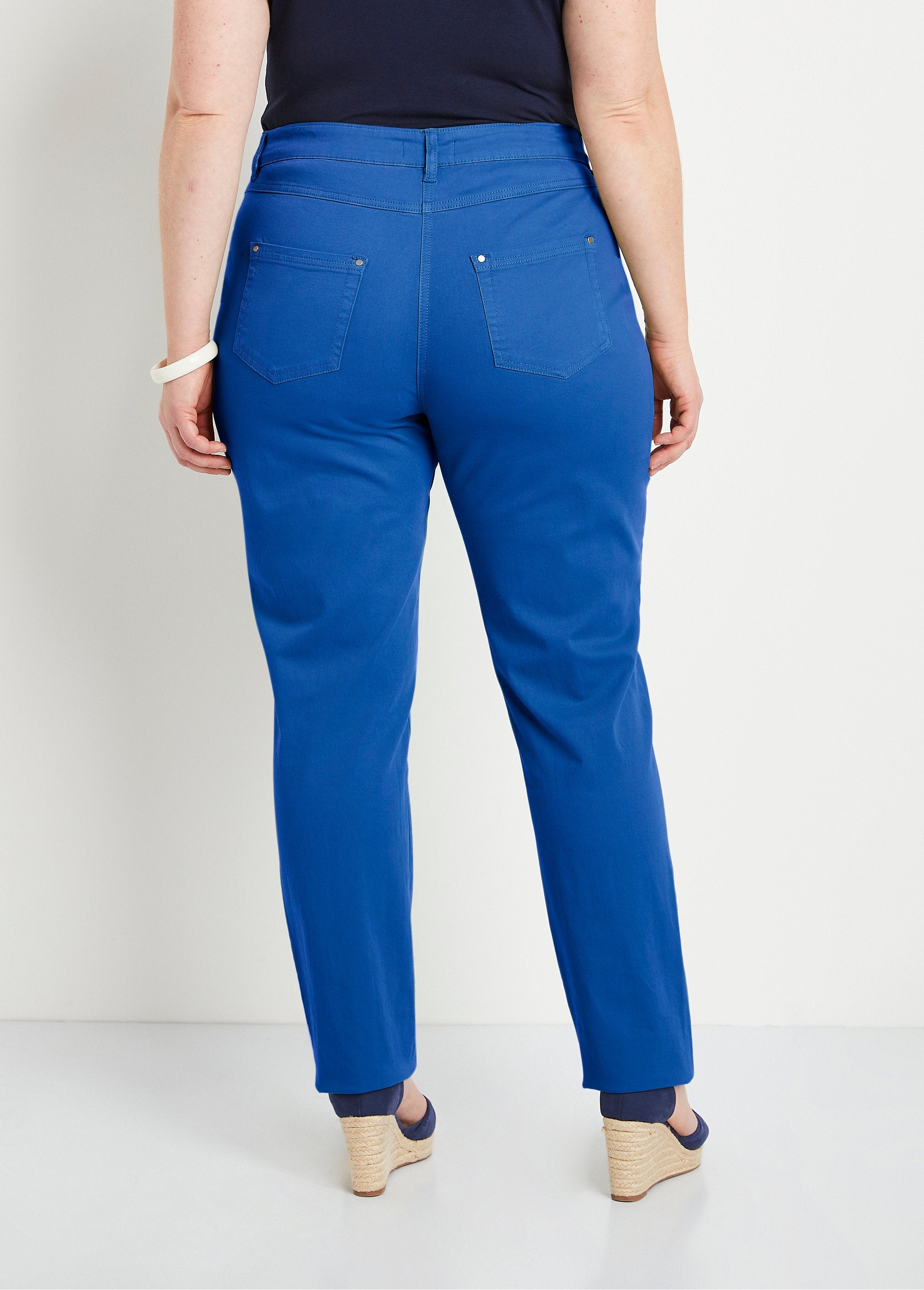 Pantalón_recto_de_cinco_bolsillos_de_algodón_elástico_azul_duro_DO1_curvy