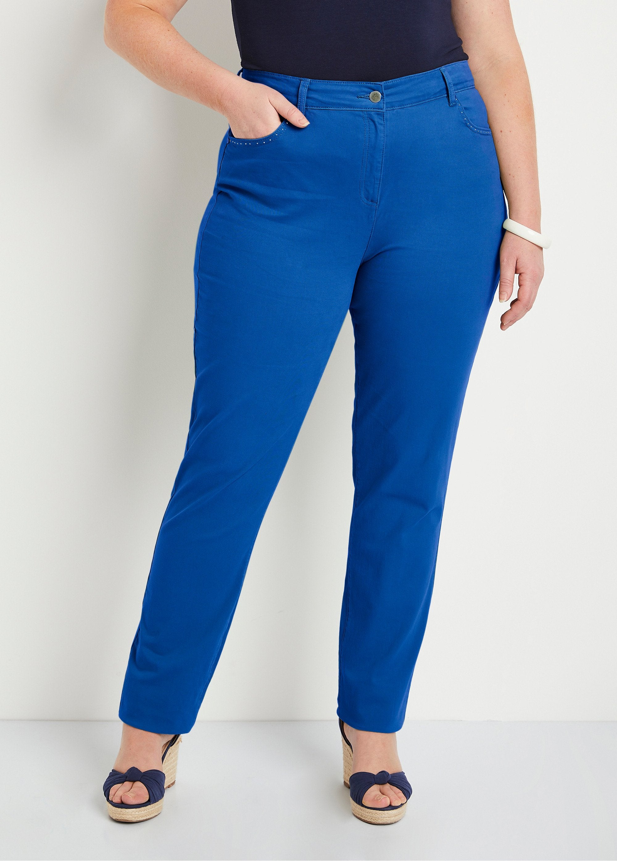 Pantalón_recto_de_cinco_bolsillos_de_algodón_elástico_azul_duro_FA1_curvy