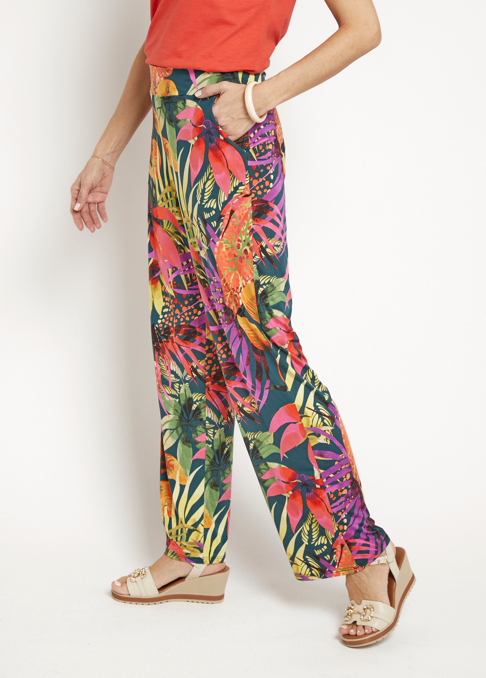 Pantalones_elásticos_fluidos_con_estampado_floral_tropical_Multicolor_GA1_slim