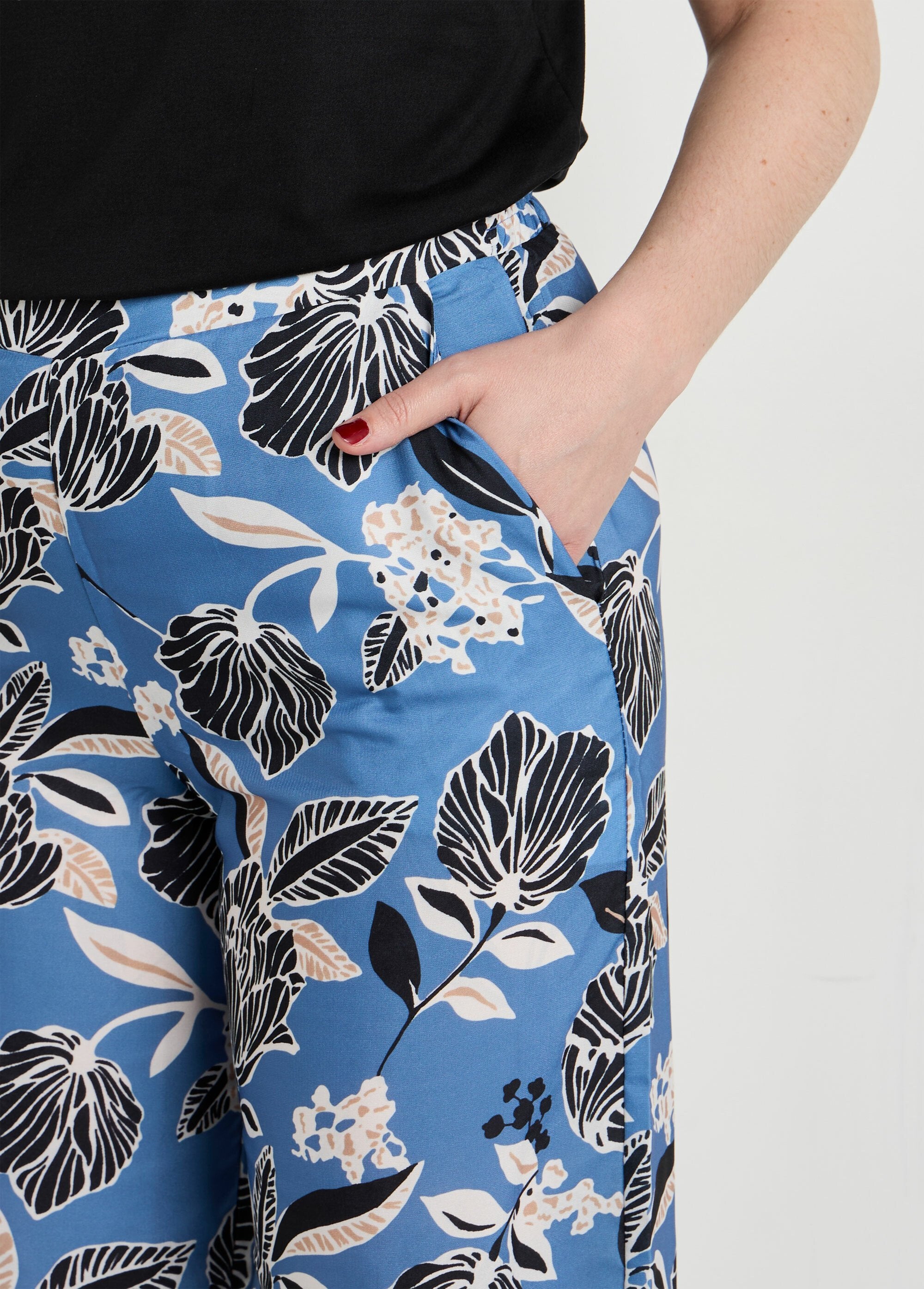 Pantalones_de_satén_con_estampado_floral_oriental._Impresiones_azules_DE1_slim