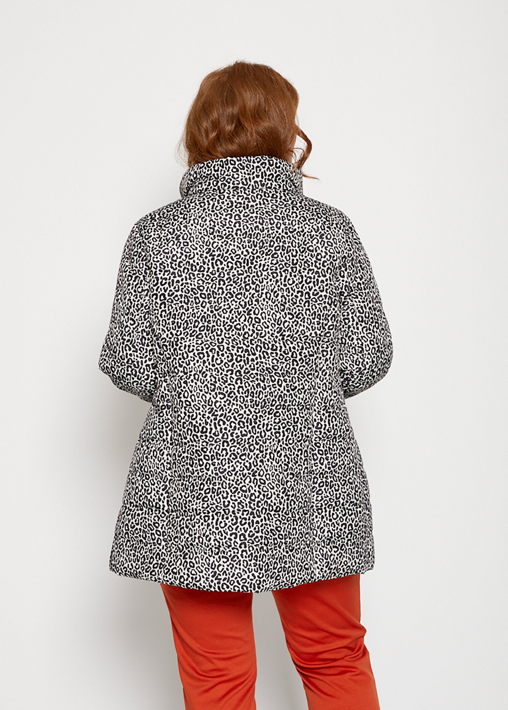 Parka_acolchada_con_estampado_de_leopardo_Natural_y_negro_DO1_curvy