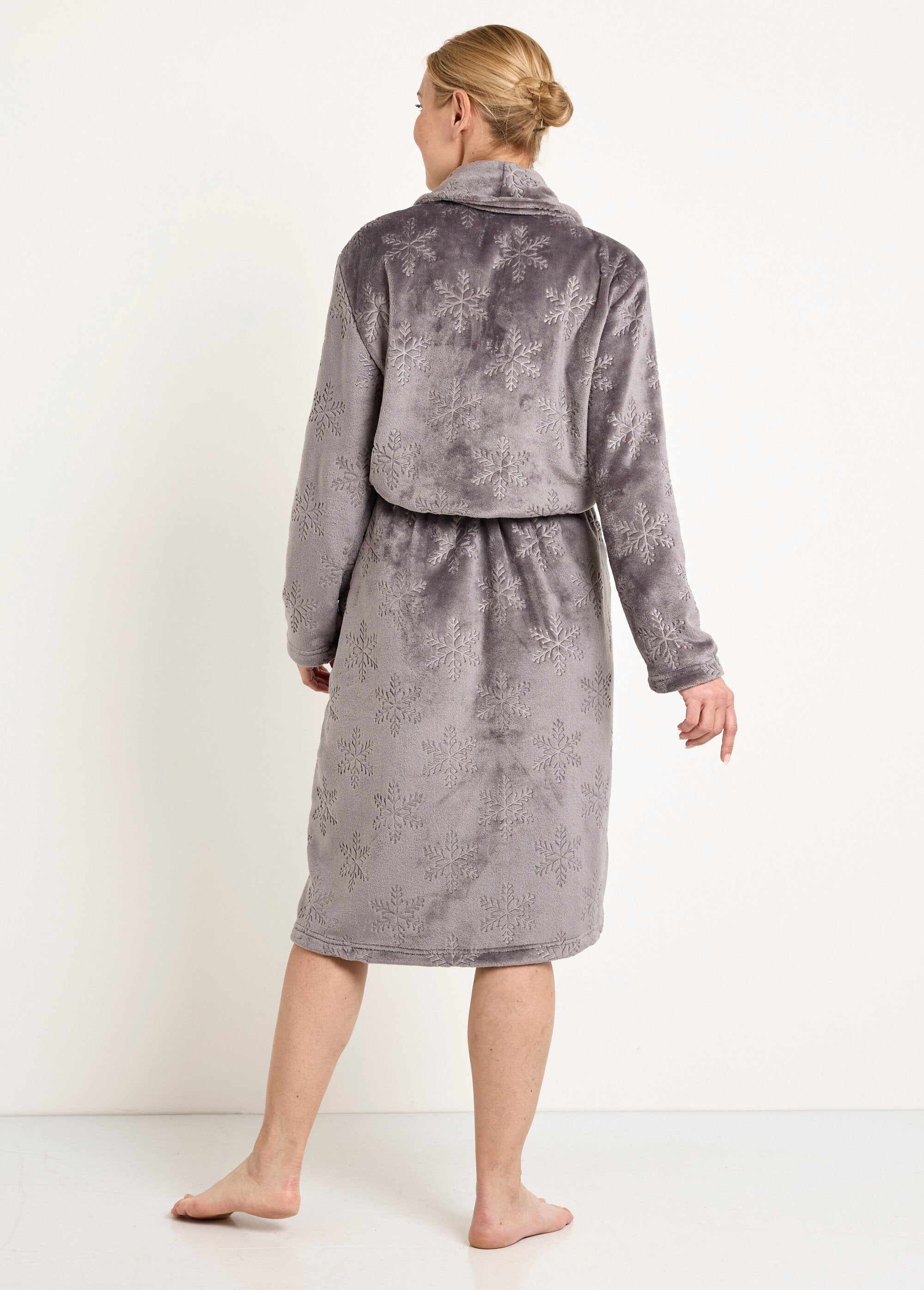 Albornoz_de_polar_con_cuello_chal_y_tacto_afelpado,_largo_120_cm_Gris_DO1_slim