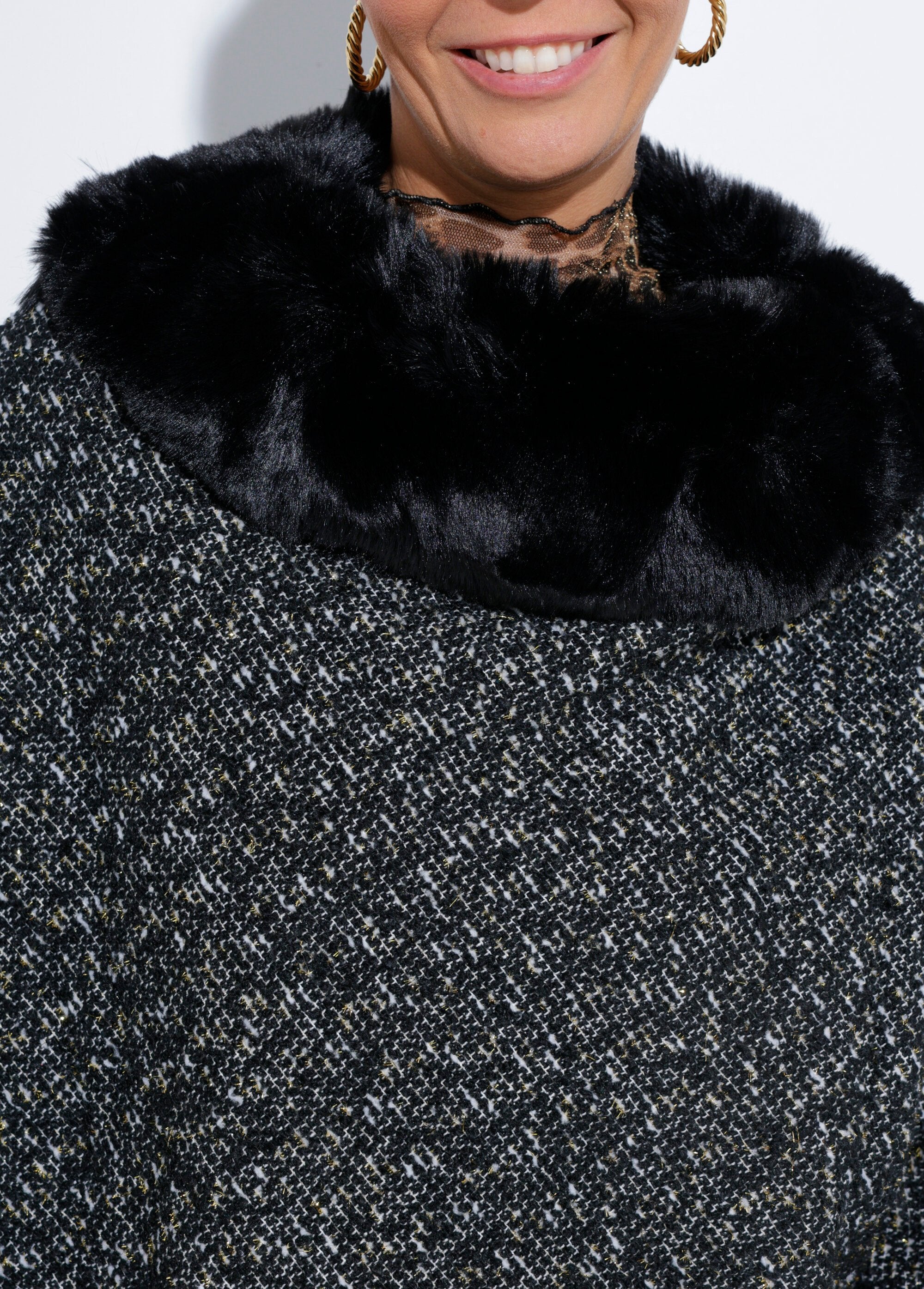 Poncho_cape_à_carreaux_détails_fourrure_Noir_DE1_slim