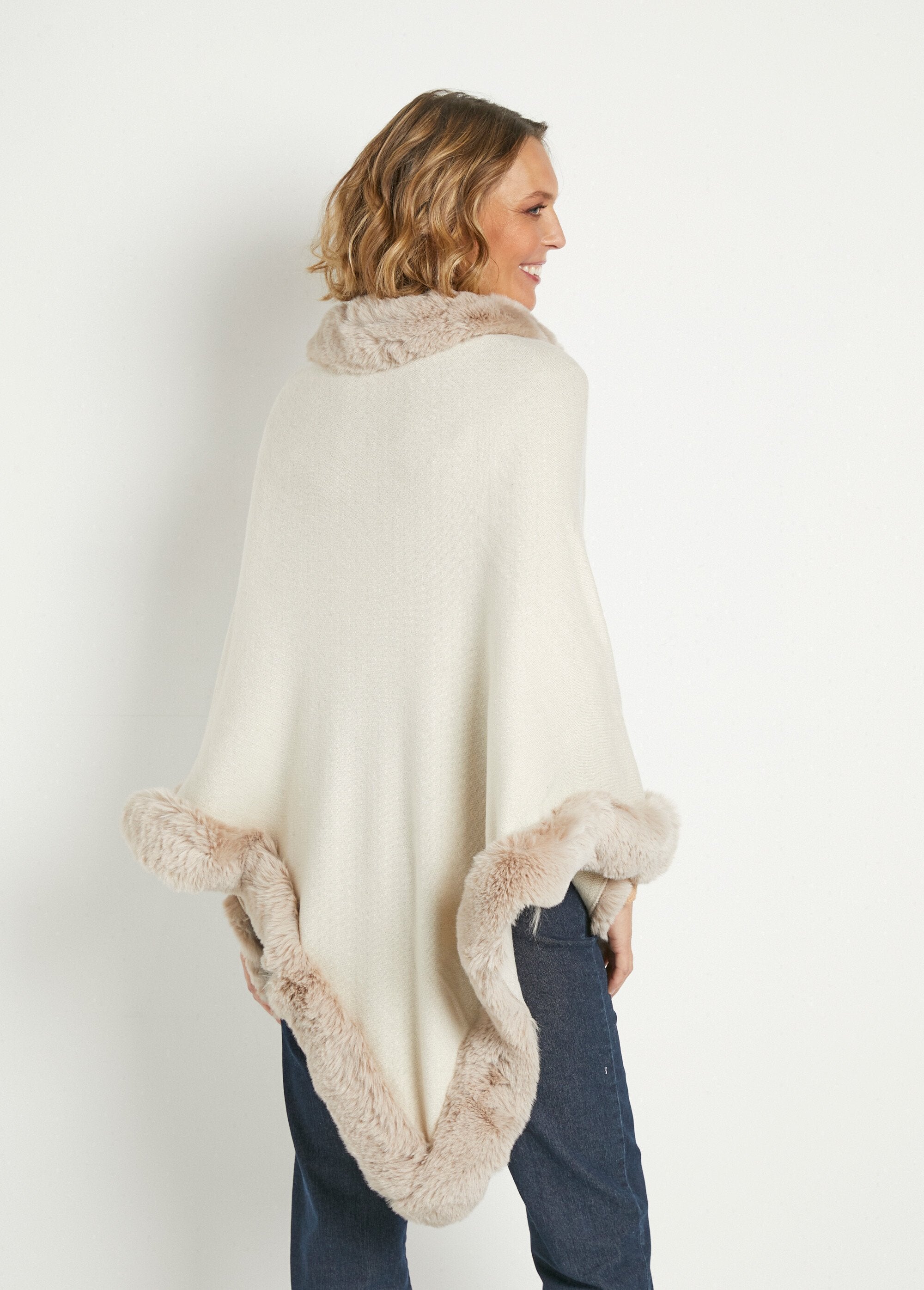 Poncho_de_punto_con_ribete_de_pelo_Beige_DO1_slim