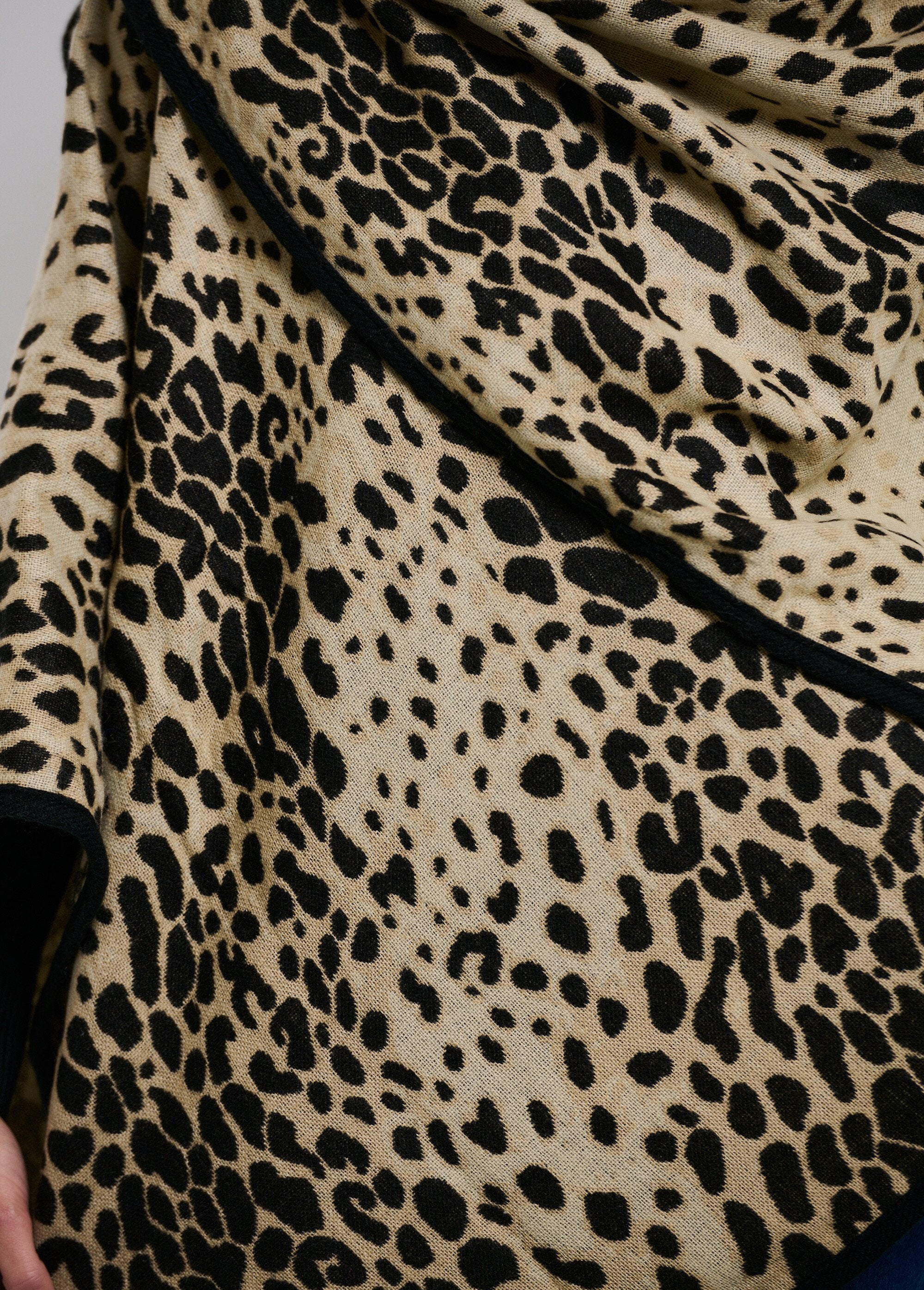 Poncho_con_estampado_de_leopardo_y_bies_a_juego_Leopard_DE2_slim