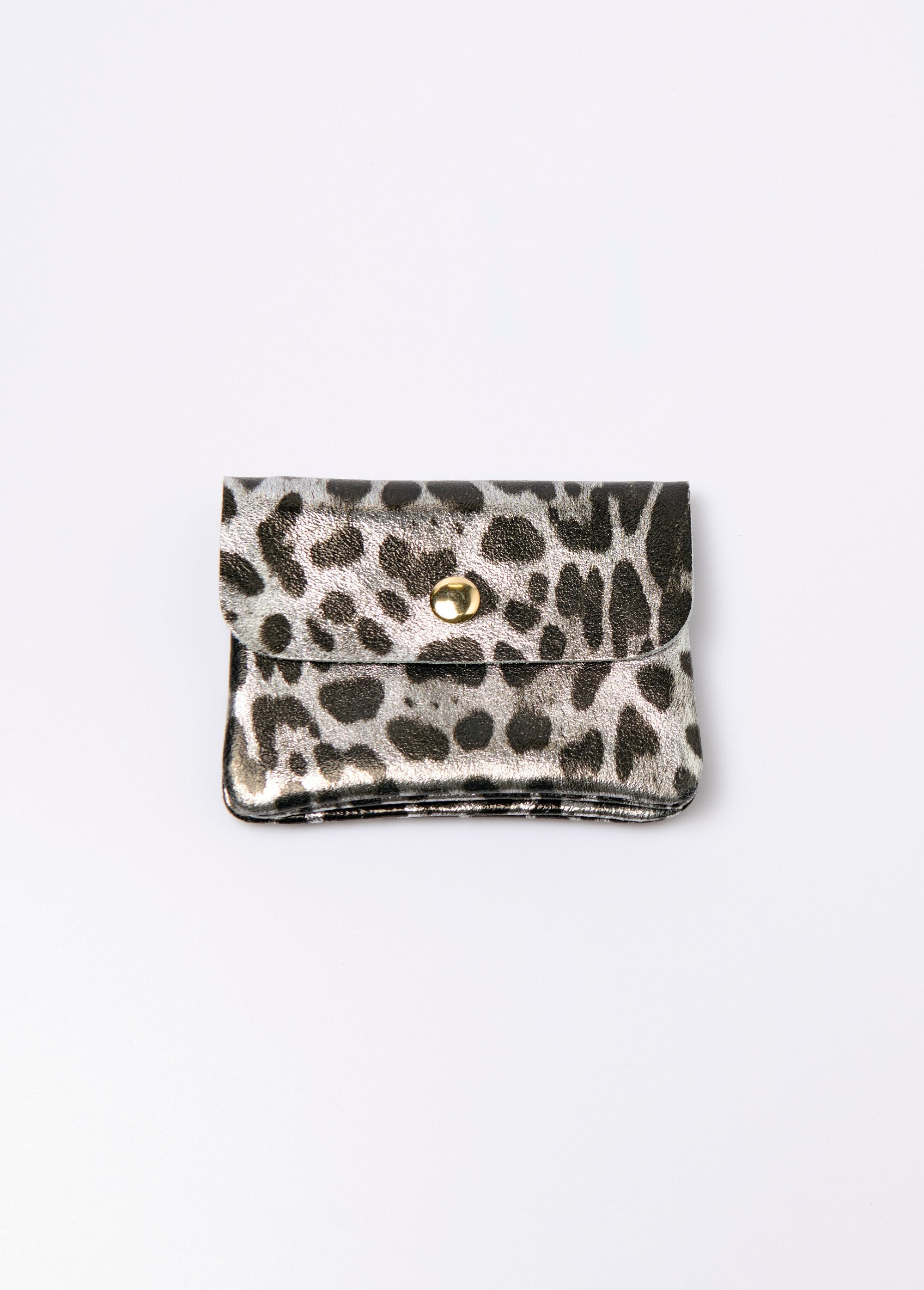 Monedero_de_piel_brillante_con_solapa_leopardo_plateado_FA1_slim