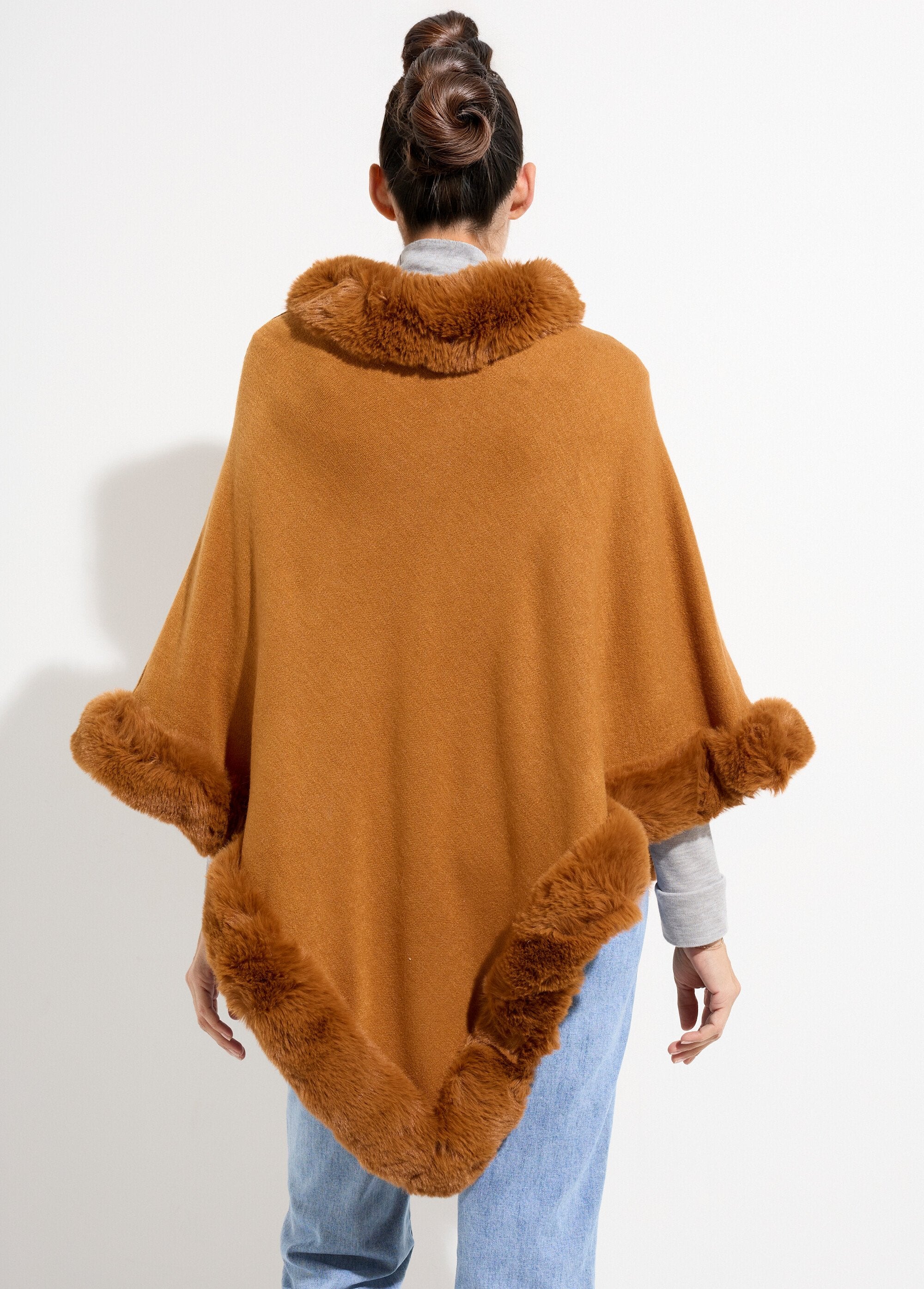 Pull_cape,_bord_fourrure_ton_sur_ton_Camel_DO1_slim