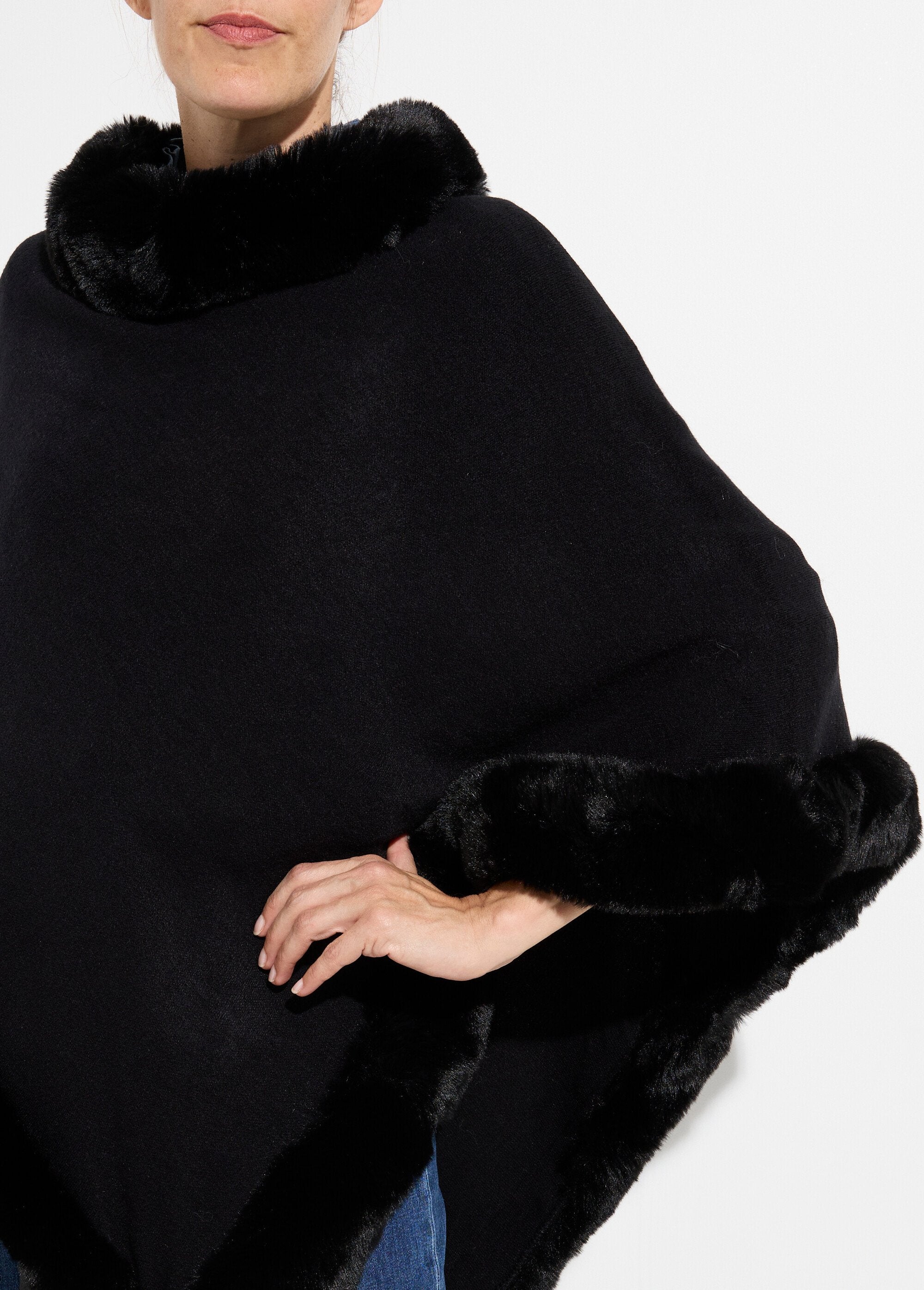 Pull_cape,_bord_fourrure_ton_sur_ton_Noir_DE1_slim