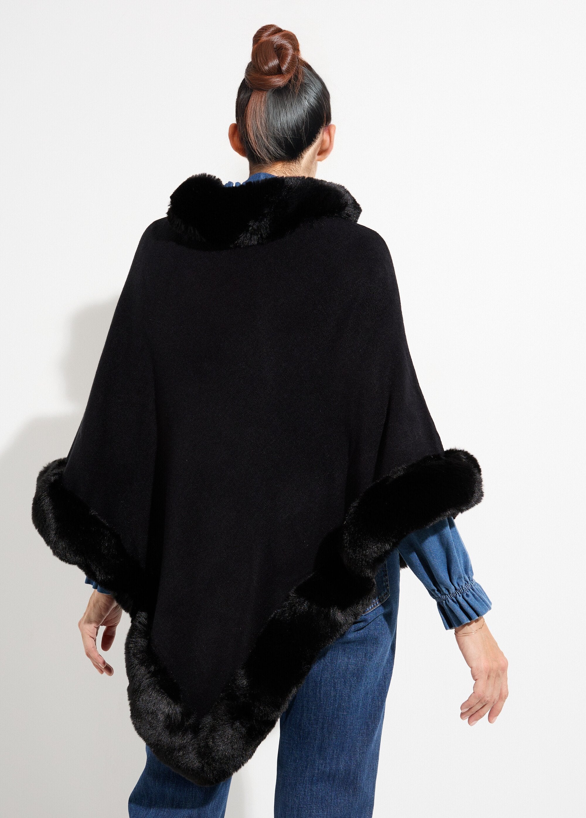 Pull_cape,_bord_fourrure_ton_sur_ton_Noir_DO1_slim