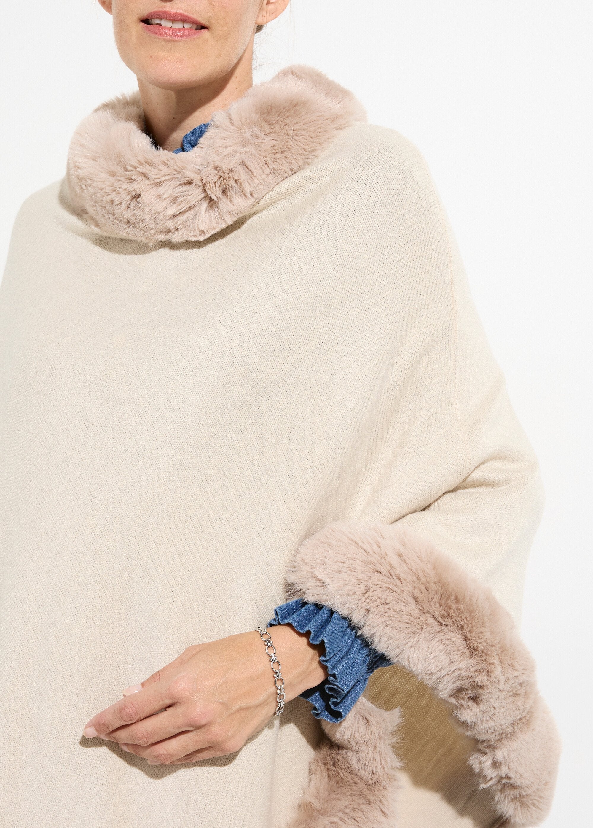 Pull_cape,_bord_fourrure_ton_sur_ton_Ecru_DE1_slim