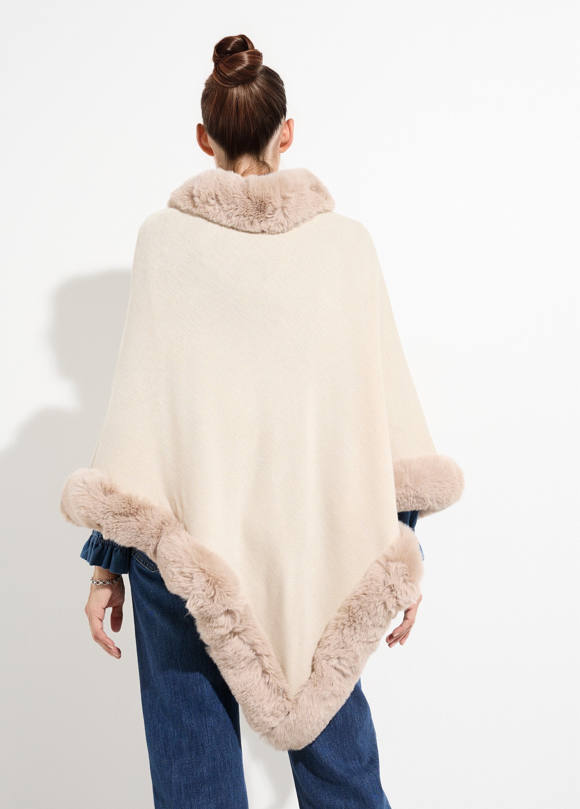 Pull_cape,_bord_fourrure_ton_sur_ton_Ecru_DO1_slim