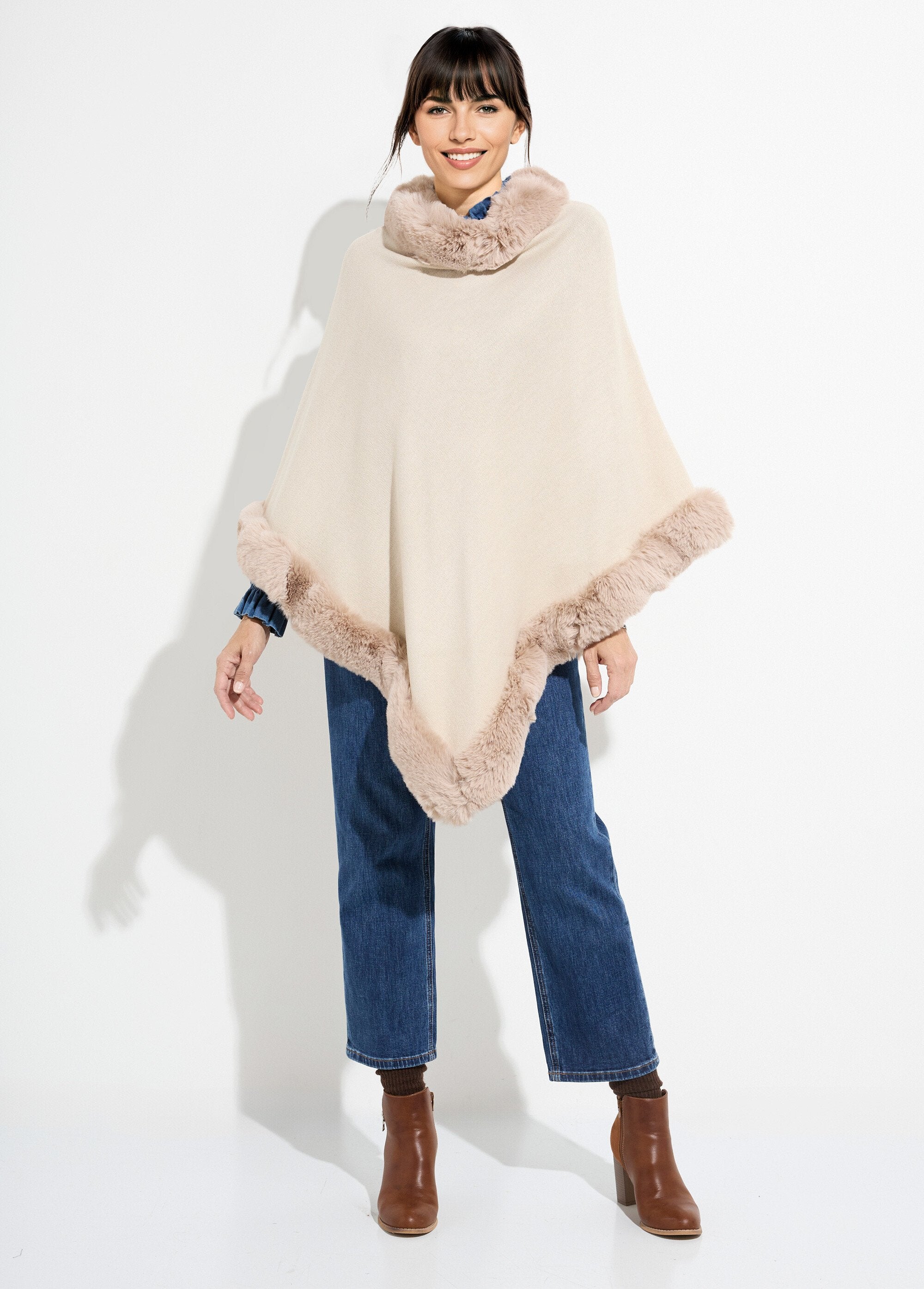 Pull_cape,_bord_fourrure_ton_sur_ton_Ecru_SF1_slim