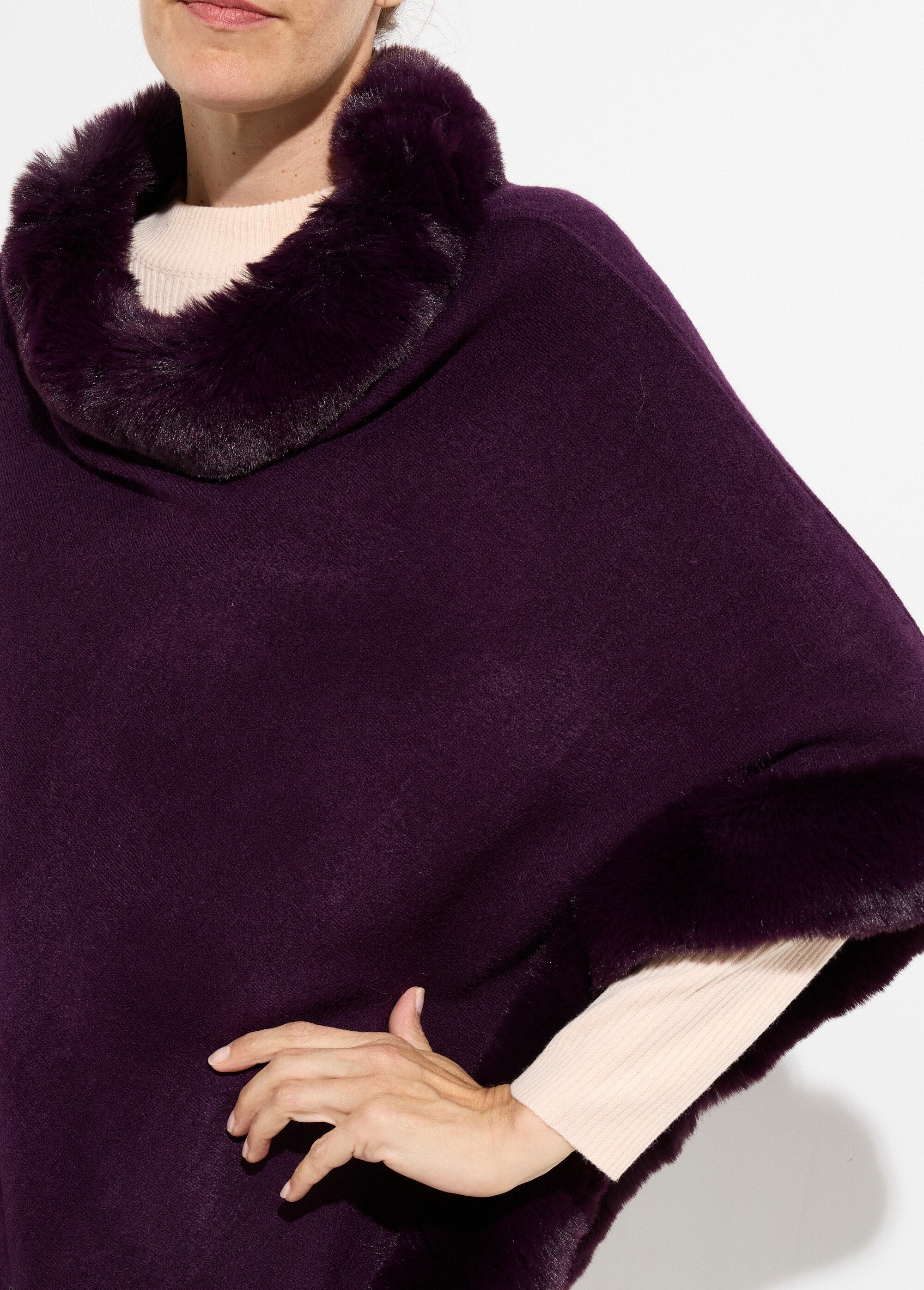 Pull_cape,_bord_fourrure_ton_sur_ton_Prune_DE1_slim