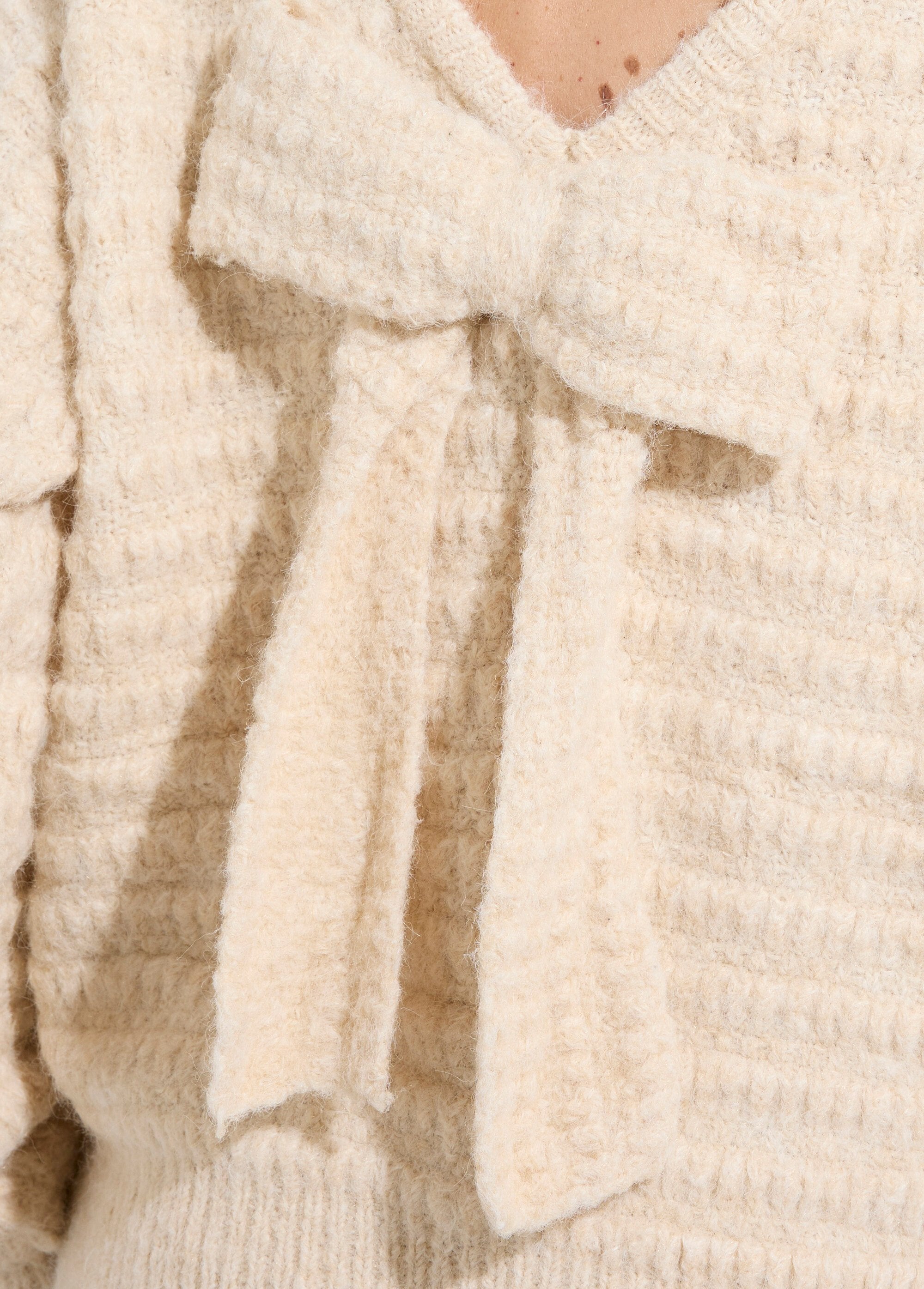 Suéter_de_lana_cálido_y_elegante_con_lazo._Crudo_DE1_slim