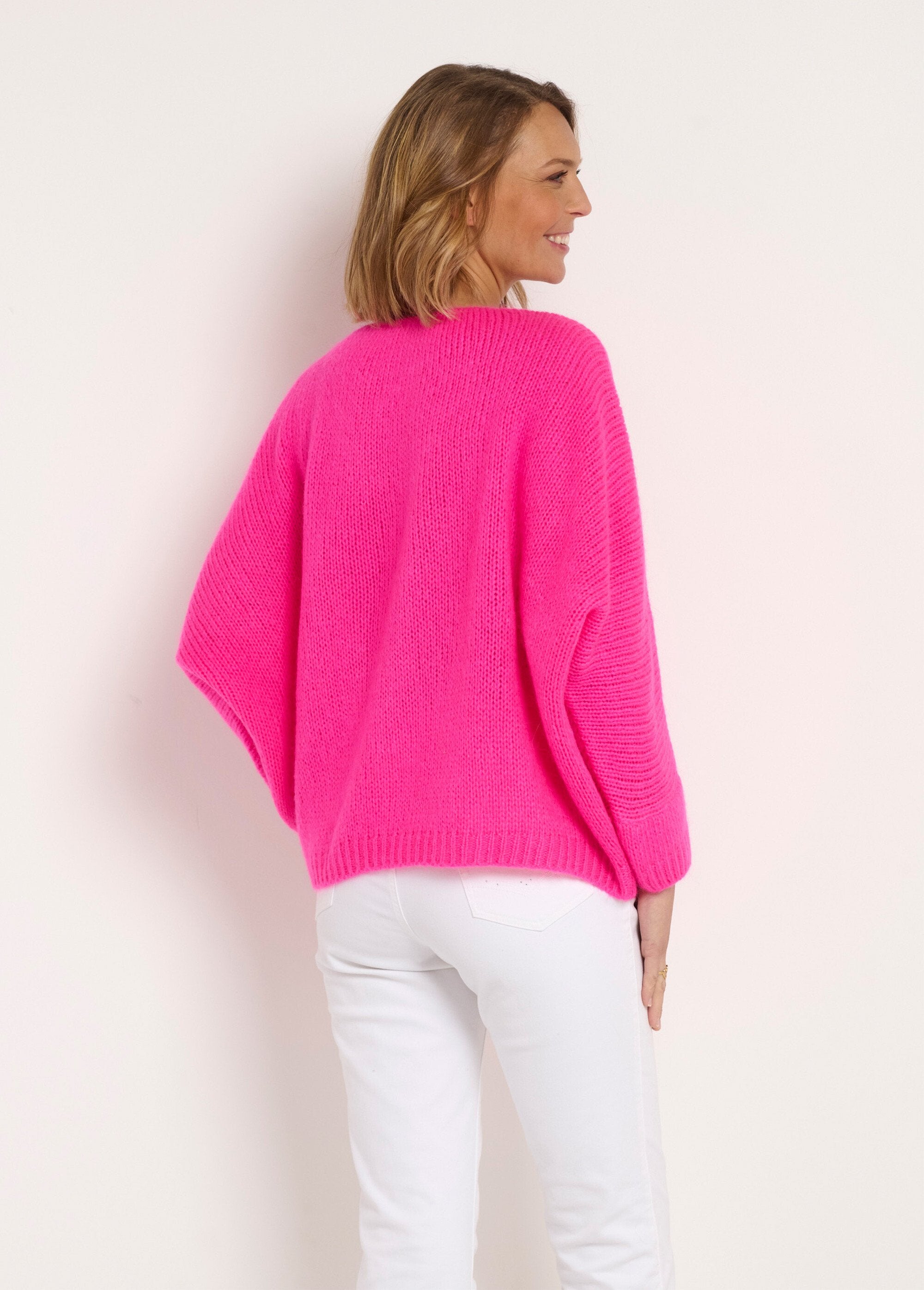 Suéter_cálido_de_lana_mohair_con_cuello_en_V_y_sisas_caídas_Rosa_caliente_DO1_slim