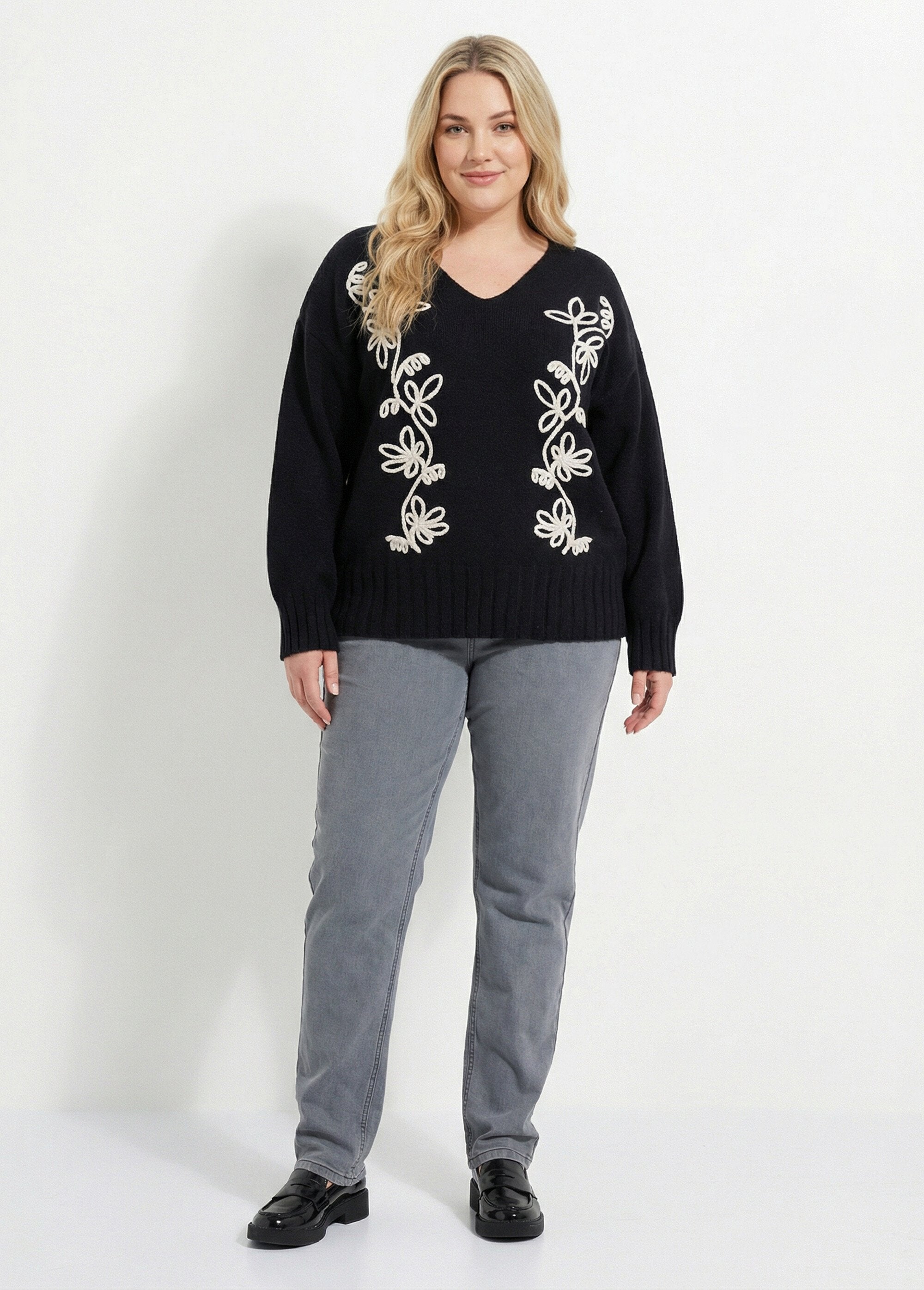 Pull_col_V_avec_broderies_fleurs_Noir_SF1_curvy