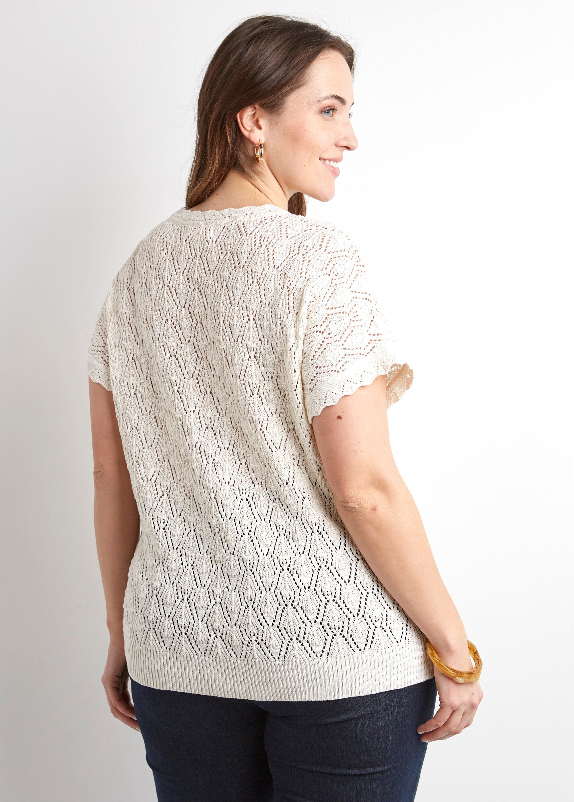 Jersey_corto_de_algodón_con_cuello_redondo_calado_y_efecto_crochet_Crudo_DO1_curvy