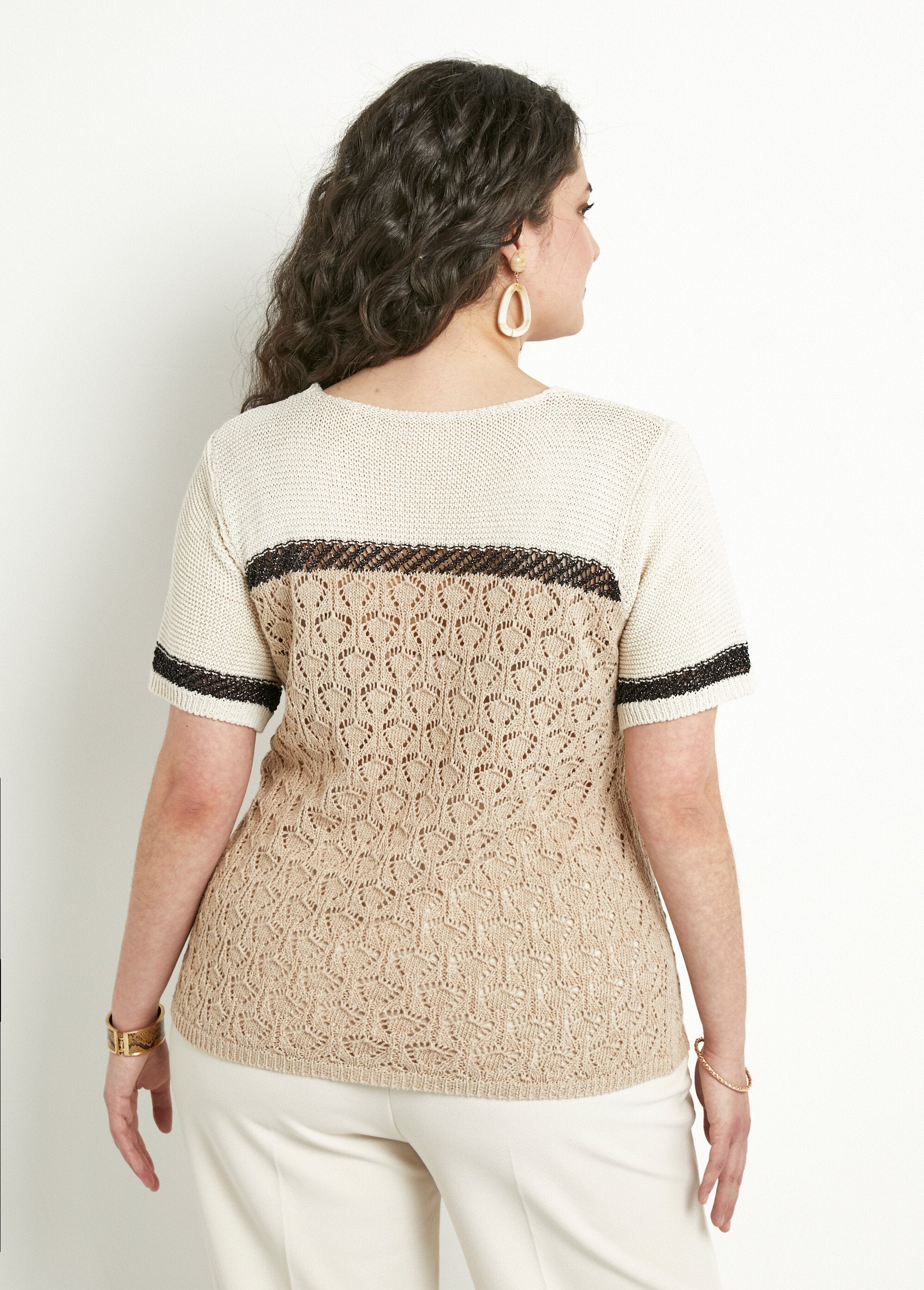 Jersey_suave_y_brillante_de_manga_corta_y_cuello_redondo_Beige_y_negro_DO1_curvy