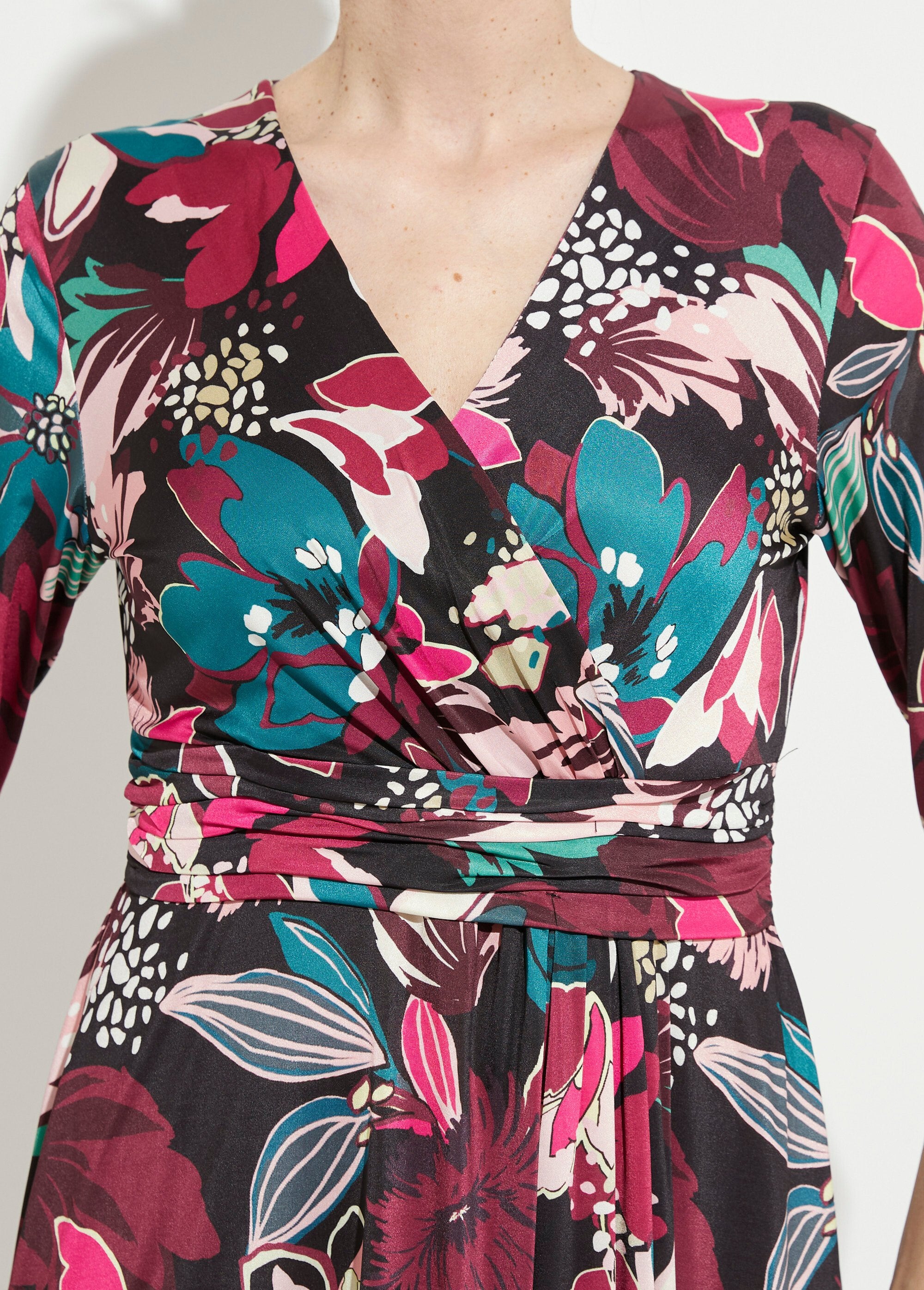 Vestido_corto_cruzado_con_vuelo_y_estampado_floral_Estampado_fucsia_DE1_slim
