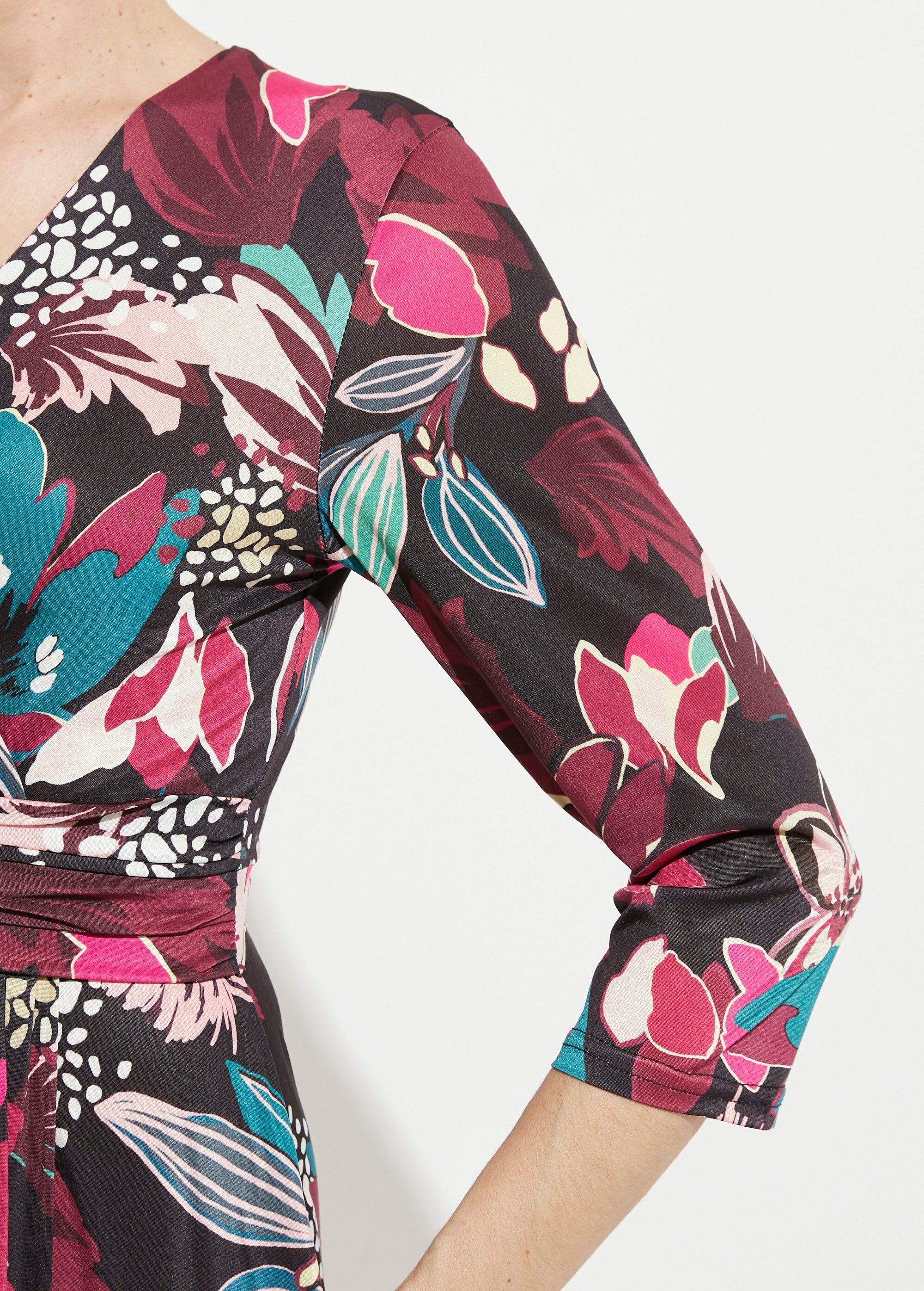 Vestido_corto_cruzado_con_vuelo_y_estampado_floral_Estampado_fucsia_DE2_slim