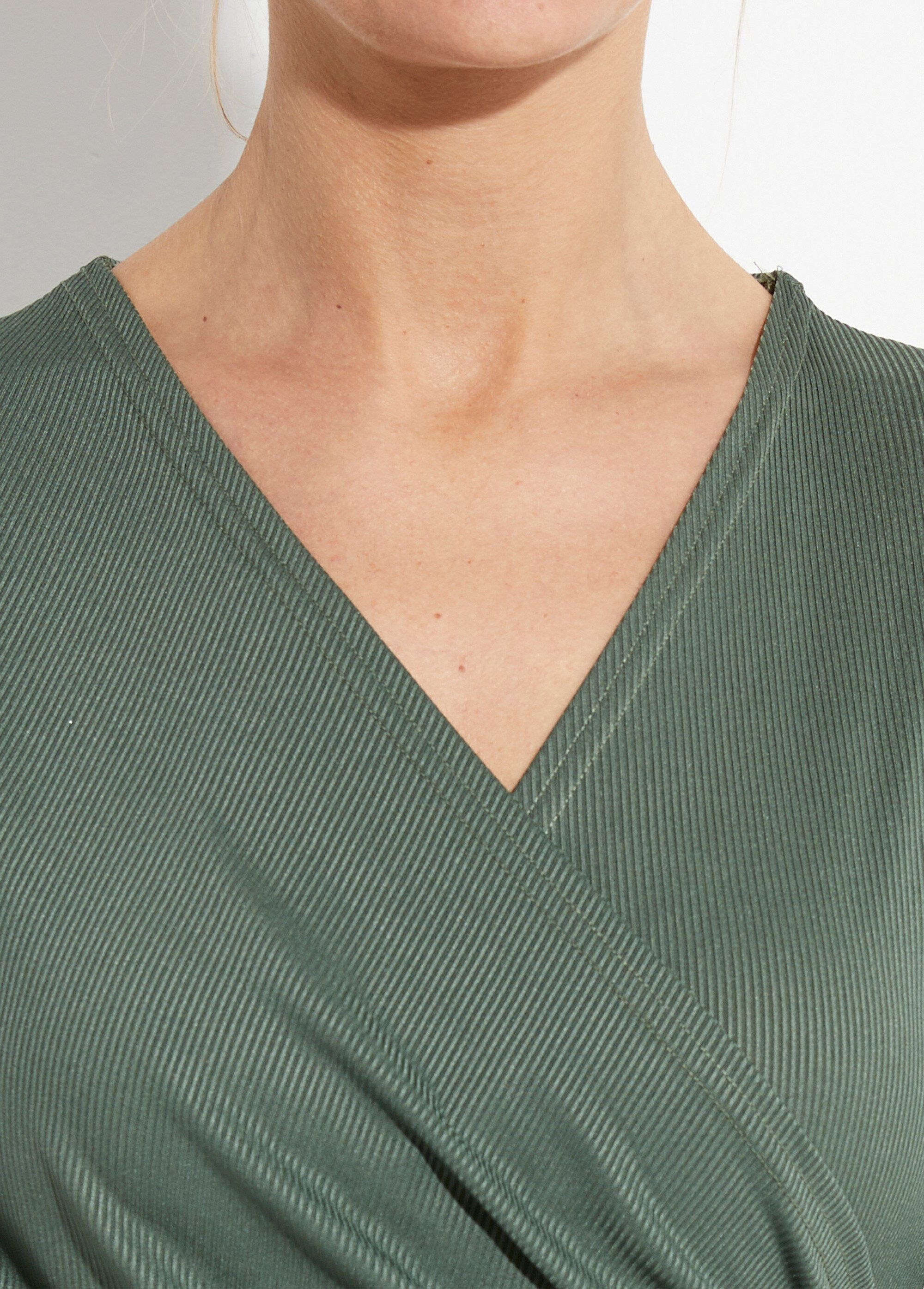 Vestido_cruzado_esencial_de_punto_acanalado_Caqui_DE1_slim