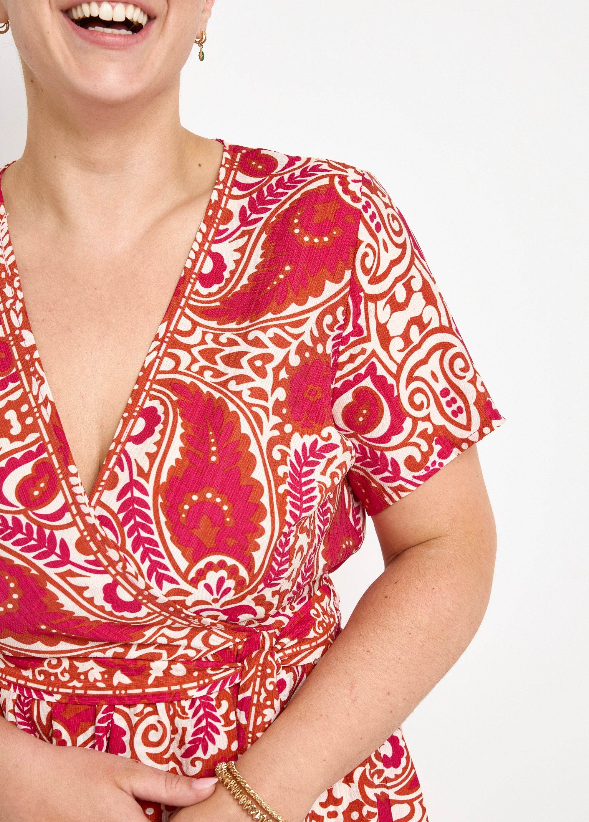Vestido_largo_cruzado_con_estampado_étnico_Estampados_de_rosas_DE1_curvy