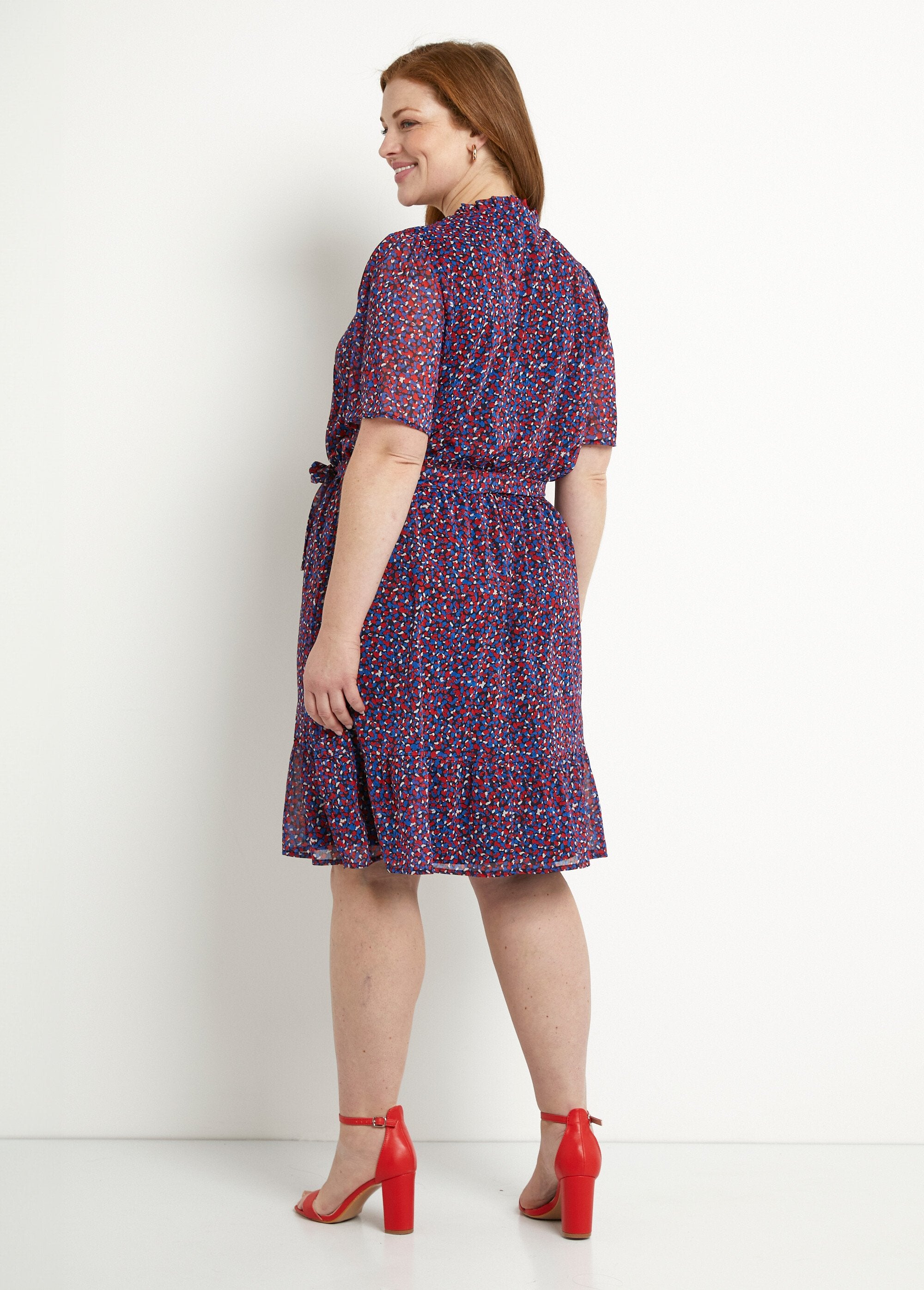 Vestido_cruzado_de_gasa_con_estampado_gráfico_y_volantes_azul_marino_y_rojo_DO1_curvy