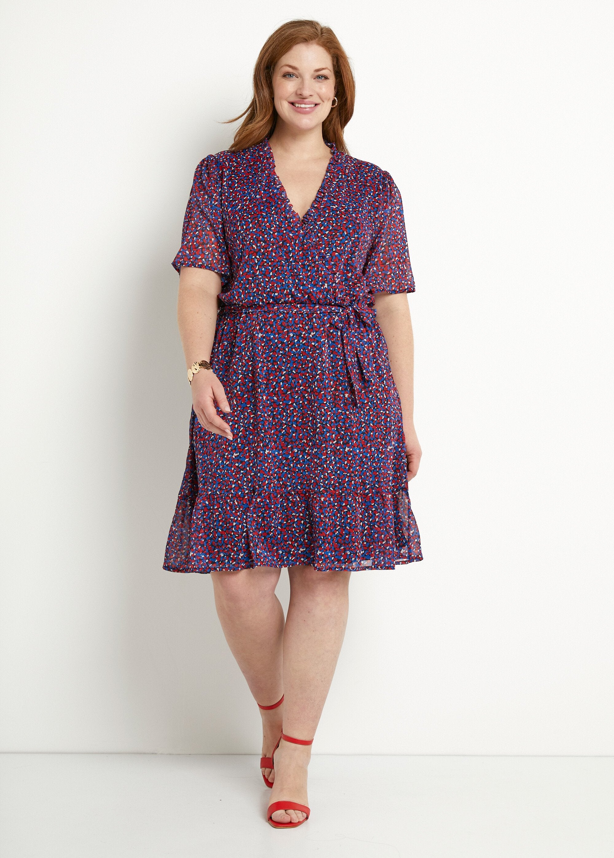 Vestido_cruzado_de_gasa_con_estampado_gráfico_y_volantes_azul_marino_y_rojo_FA1_curvy