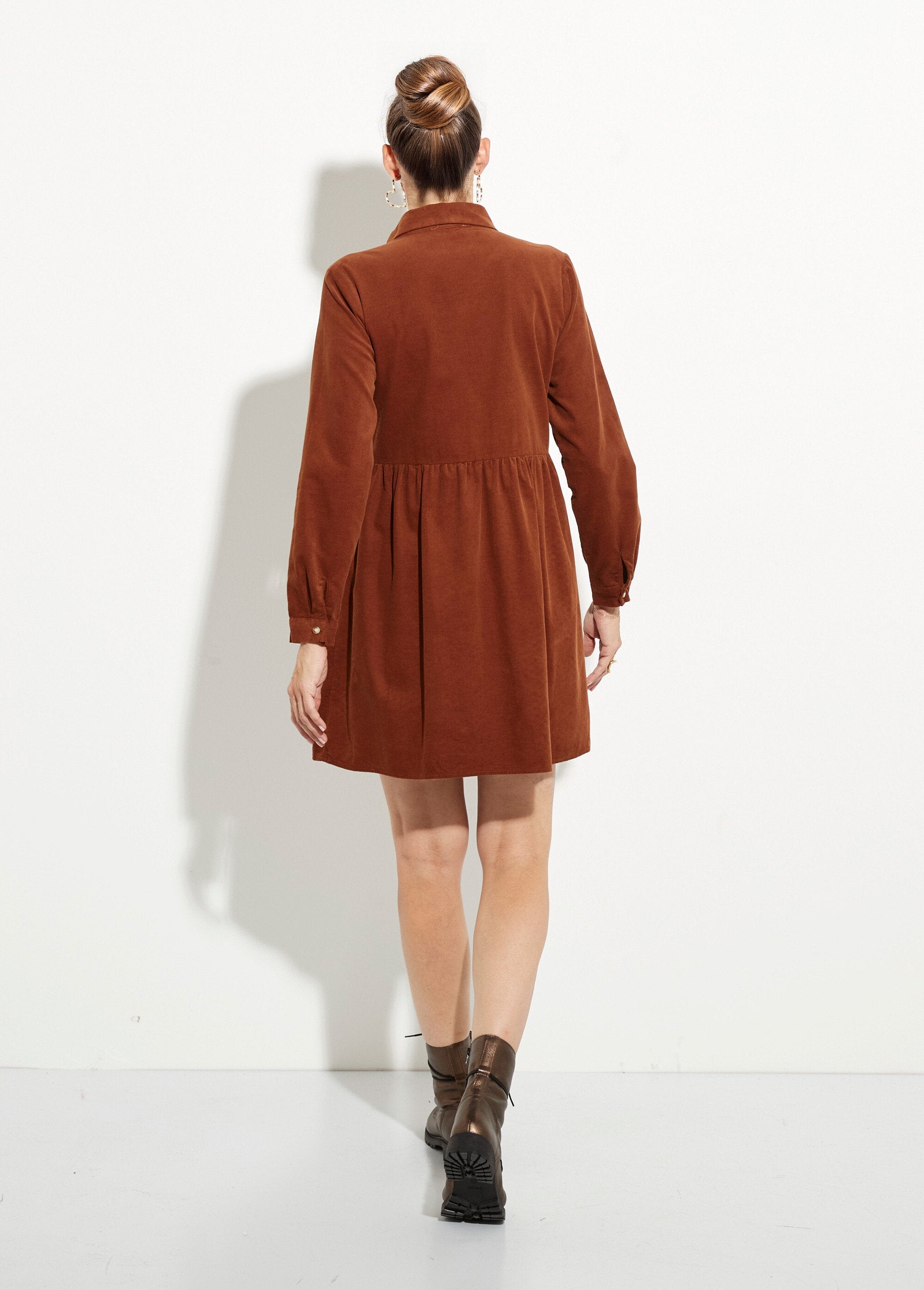 Vestido_camisero_de_terciopelo_con_cintura_plisada_Castaño_DO1_slim