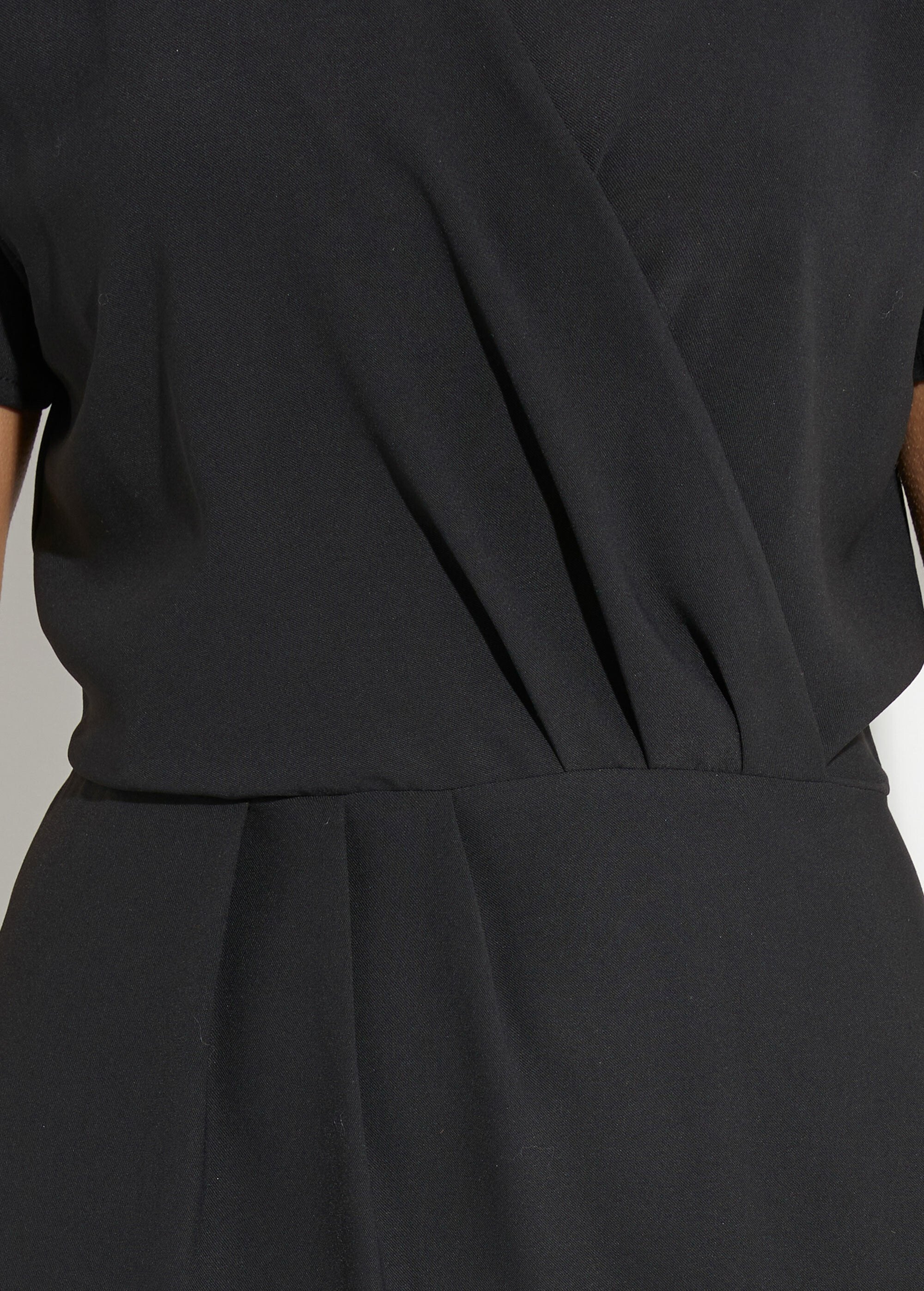 Vestido_escote_pico_y_manga_corta,_Esencial_Negro_DE2_slim