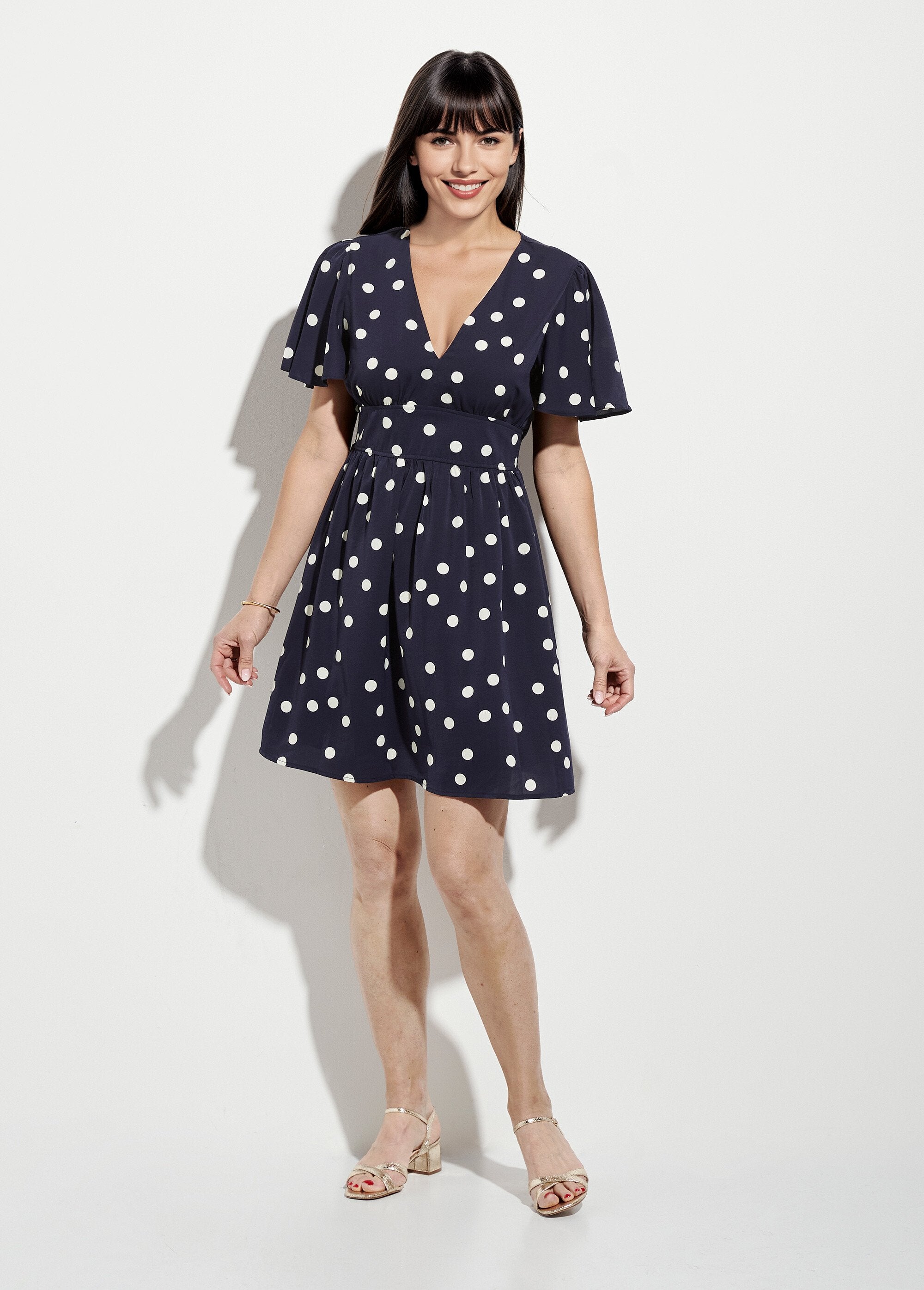 Vestido_corto_de_lunares_con_mangas_de_mariposa_Guisantes_blancos_FA1_slim
