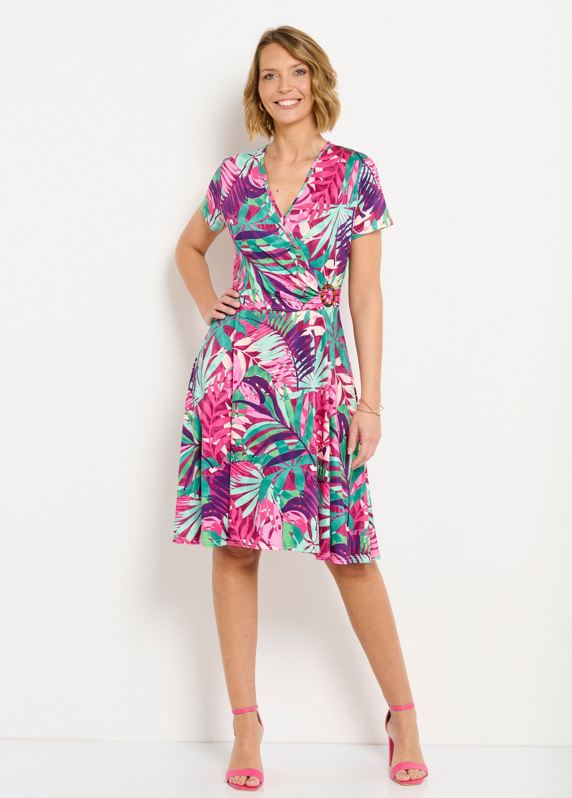 Vestido_corto_de_escote_en_V_con_estampado_exótico_Multicolor_FA1_slim