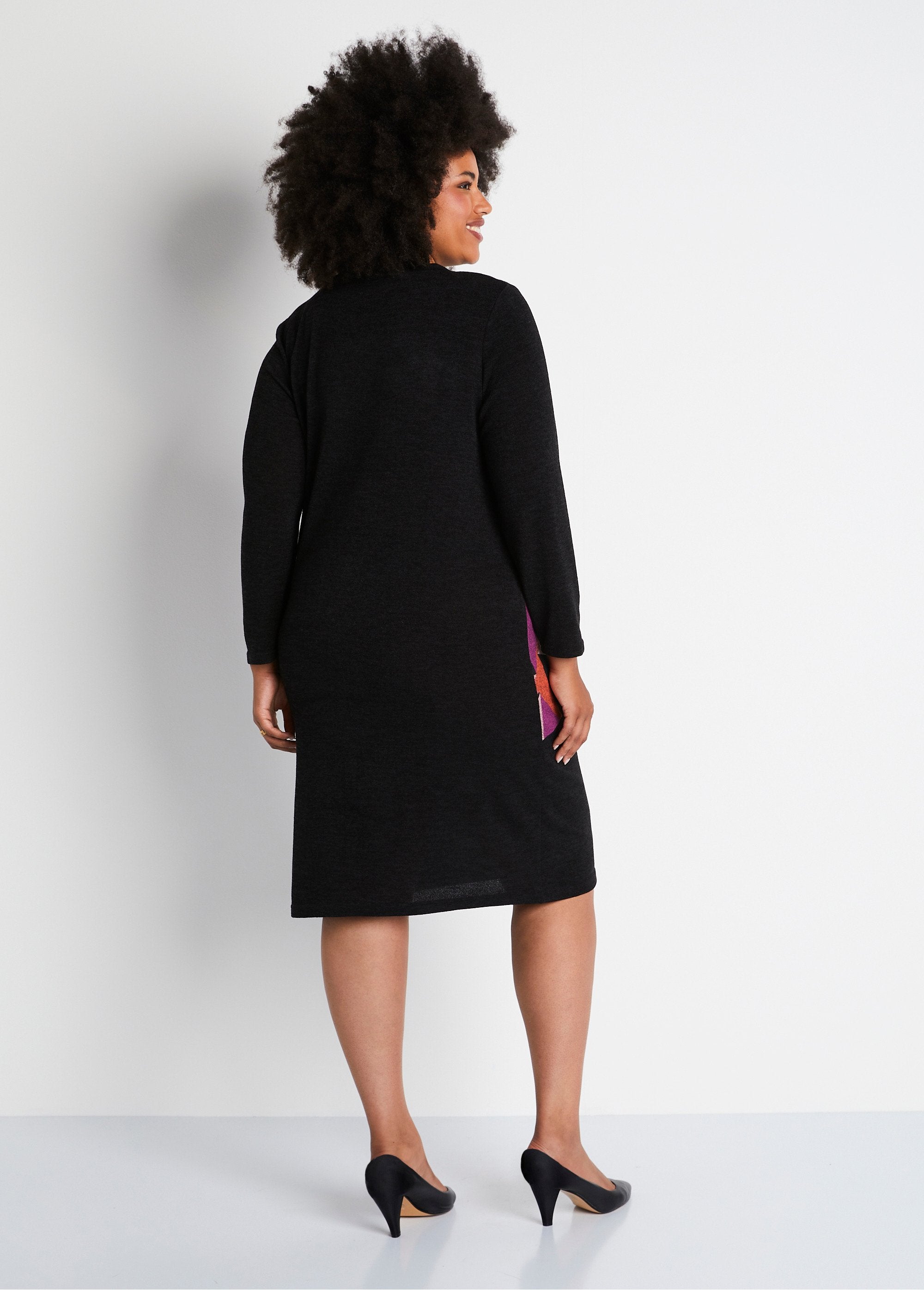 Vestido_corto_de_punto_recto_con_estampado_gráfico_Estampado_negro_DO1_curvy