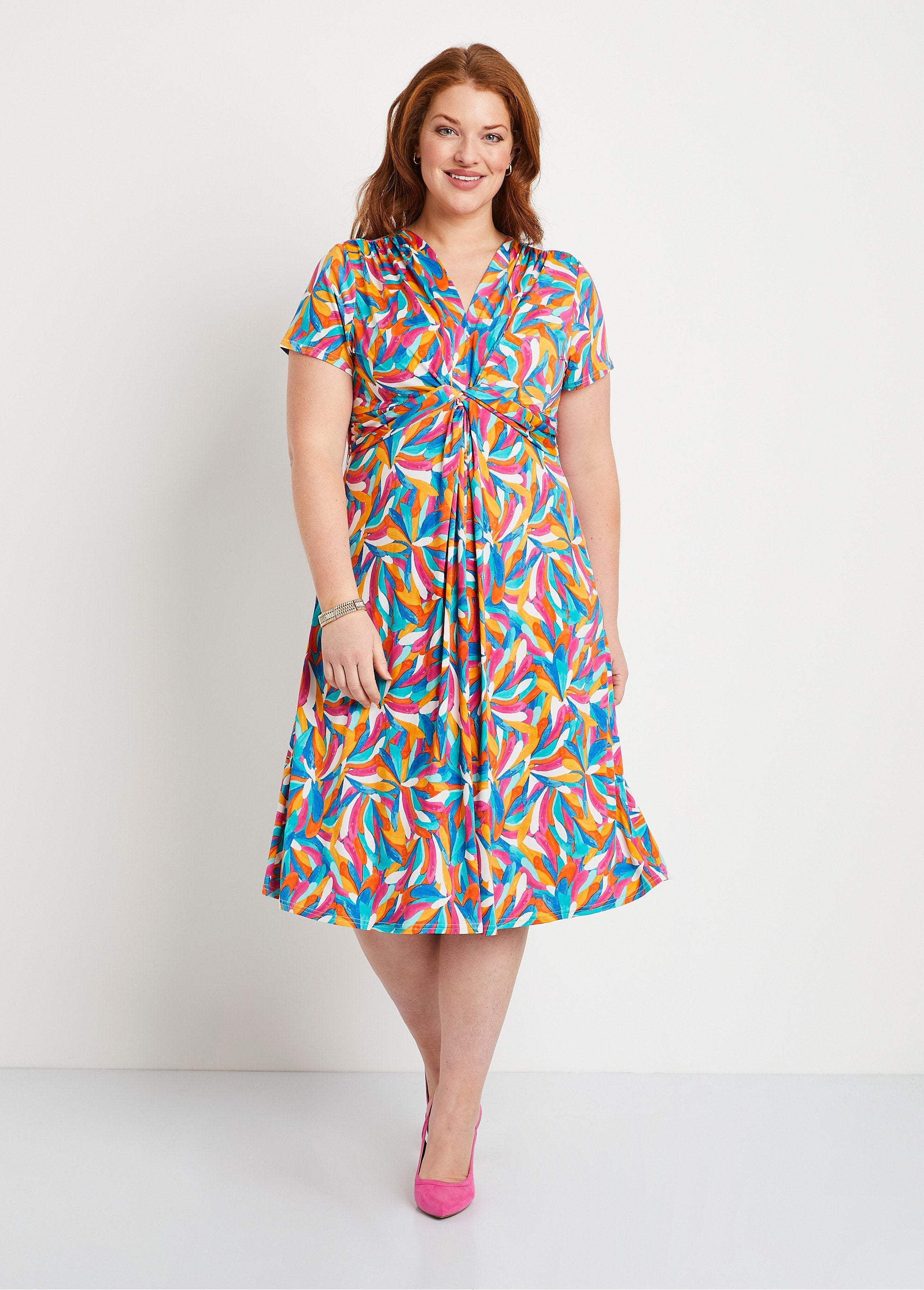 Vestido_corto_evasé_con_estampado_floral_Multicolor_FA1_curvy