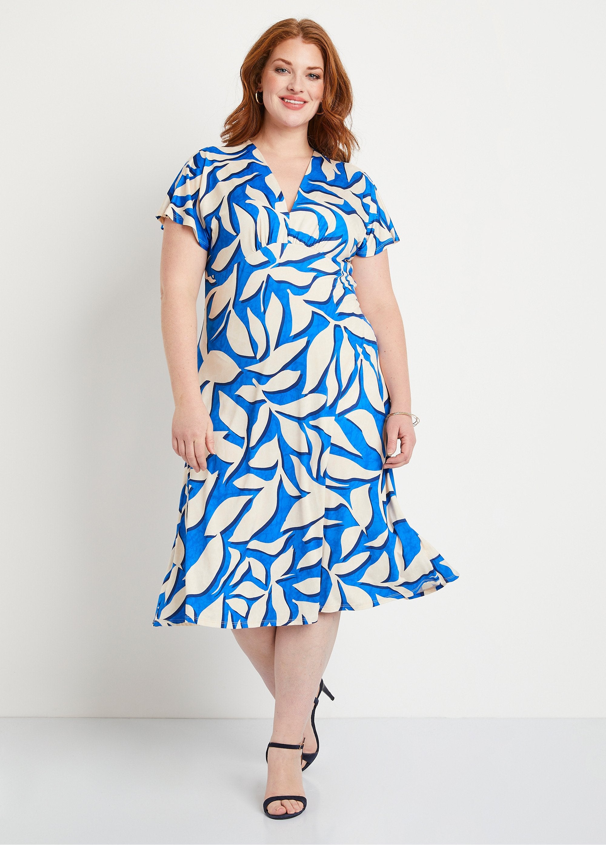 Vestido_corto_evasé_estampado_de_hojas_Azul_y_crudo_FA1_curvy